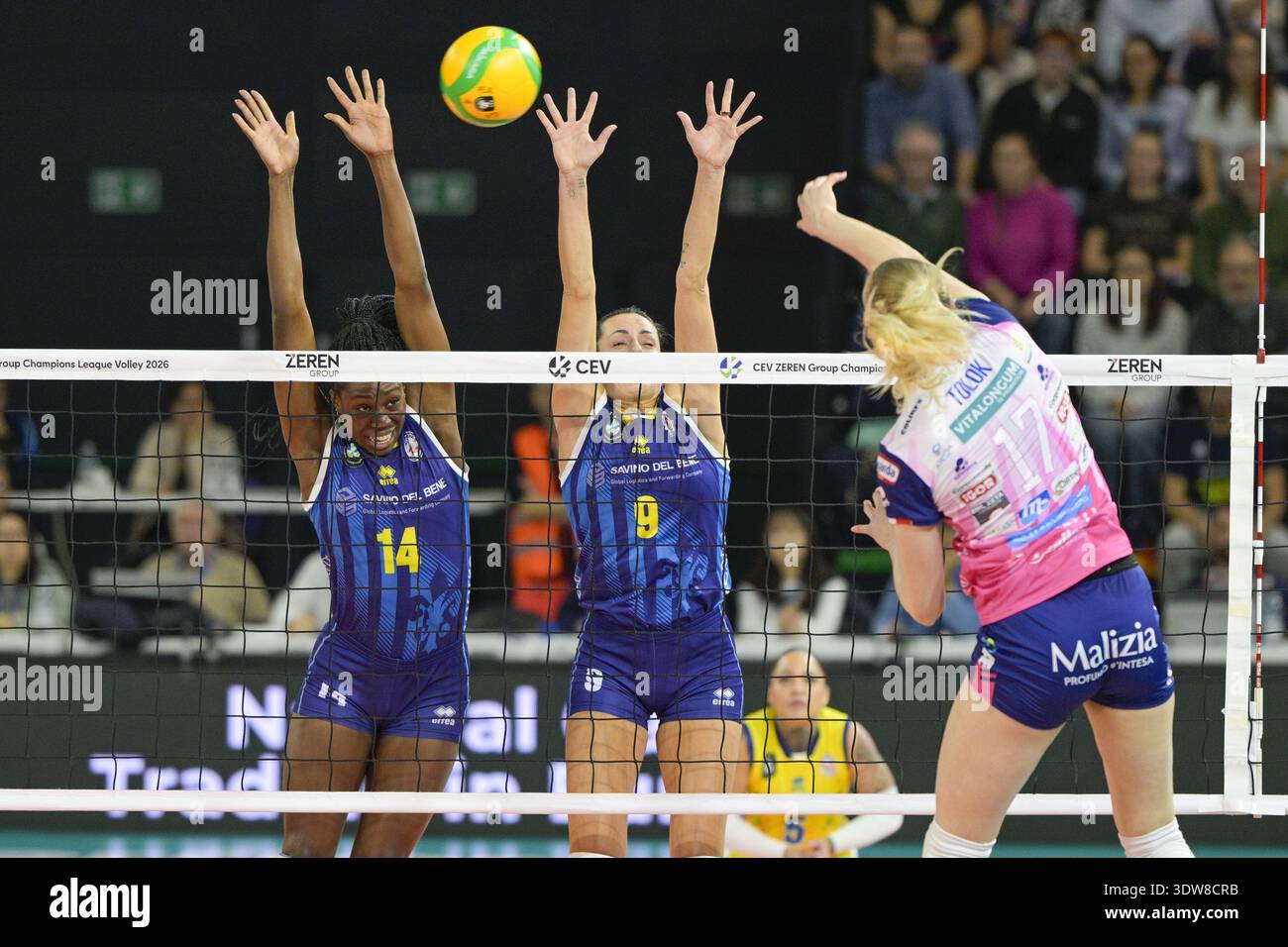 Firenze, Italia. 25 febbraio 2026. CATERINA BOSETTI LINDA NWAKALOR durante Savino del bene Scandicci vs Igor Gorgonzola Novara, CEV Champions League Women volley match a Firenze, Italia, febbraio 25 2026 Credit: Independent Photo Agency/Alamy Live News Foto Stock