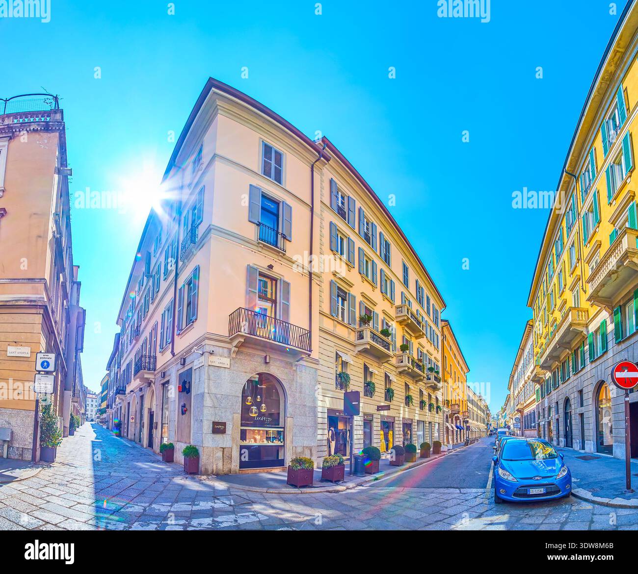 MILANO, ITALIA - 5 APRILE 2022: Panorama delle strade del lussuoso quartiere della Moda, il 5 aprile a Milano Foto Stock