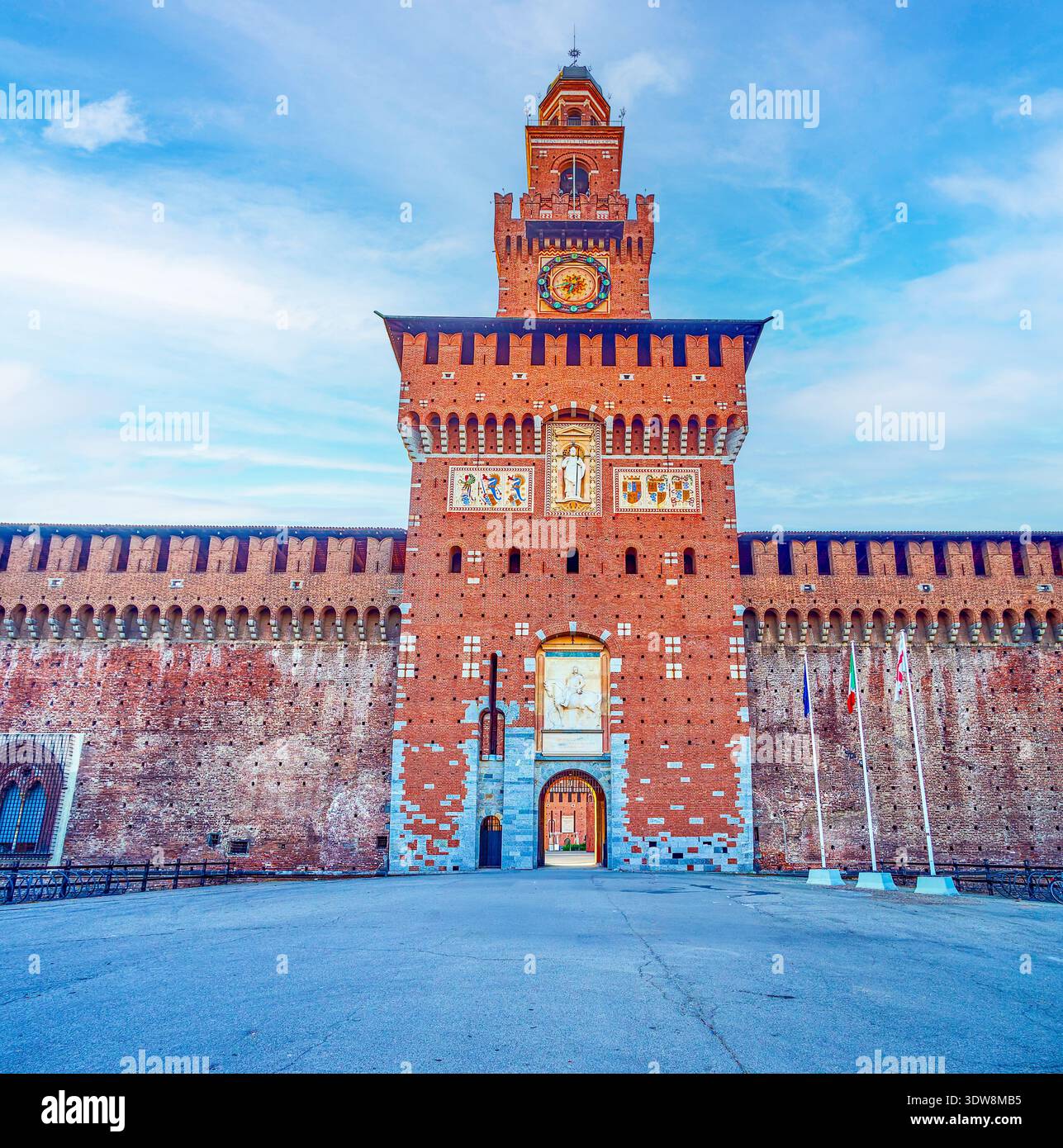 Il Castello Sforzesco è l'oggetto medievale meglio conservato e il punto di riferimento storico più visitato di Milano, Italia Foto Stock