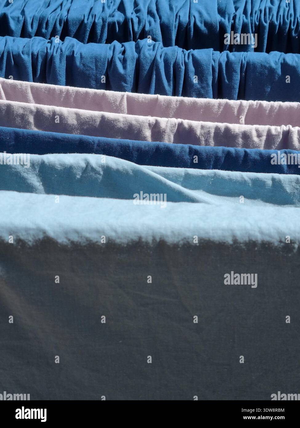 Lavanderia colorata che asciuga all'aperto su Clothesline - vita quotidiana e concetto di vita sostenibile Foto Stock