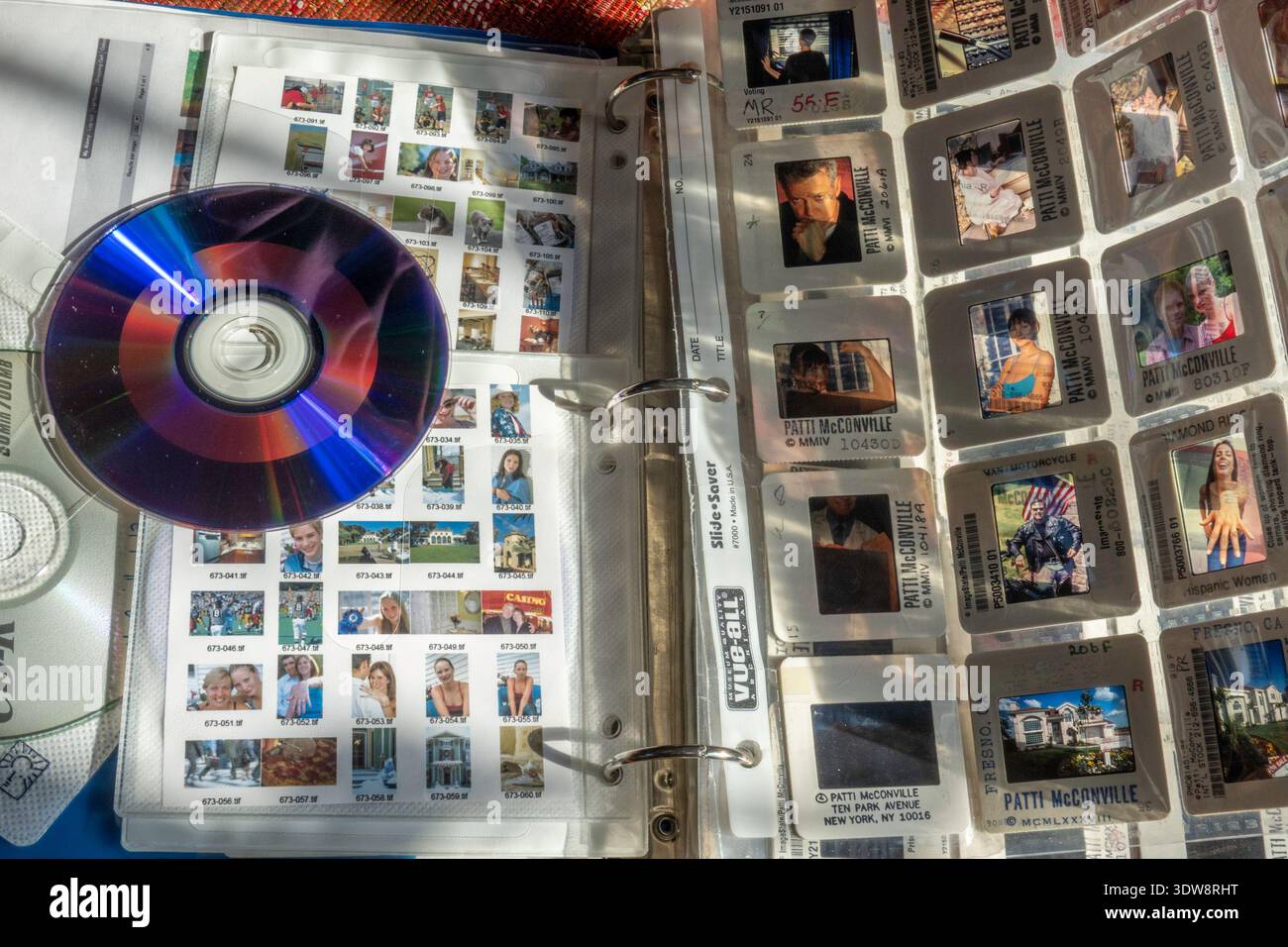 STILL Life di diapositive fotografiche da 35 mm in fogli di archivio e CD con miniature, 2026, USA Foto Stock