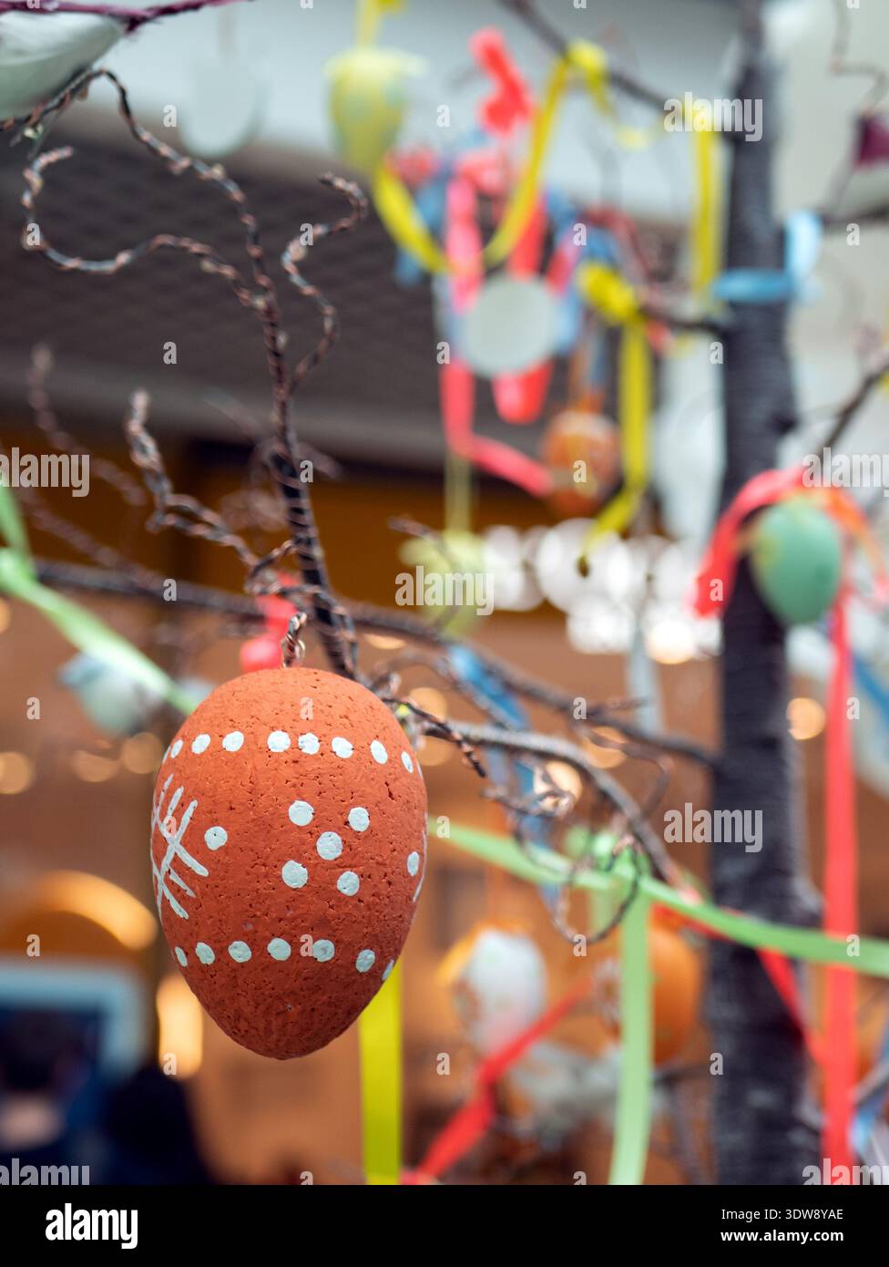 Festeggia la Pasqua con decorazioni vivaci, attenzione selettiva. Scopri la gioia della primavera con uova preparate in modo splendido Foto Stock
