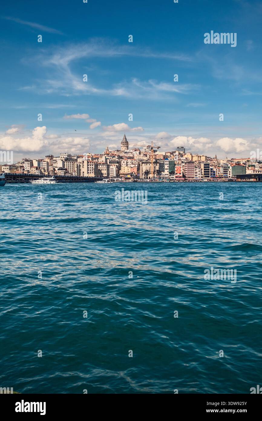 Acqua del fiume sotto lo skyline di istanbul Foto Stock