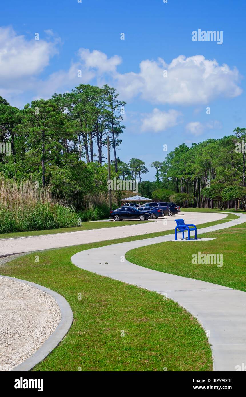 Un sentiero curvo conduce attraverso Bayfront Park a Coden, Alabama. Il parco, situato sulla Mobile Bay, ha recentemente completato una ristrutturazione da 9,5 milioni di dollari. Foto Stock