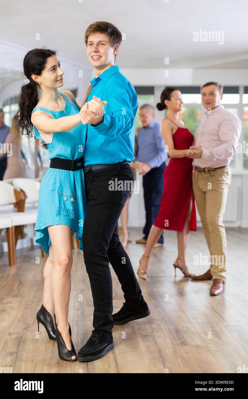 Coppia giovane dancing Foto Stock