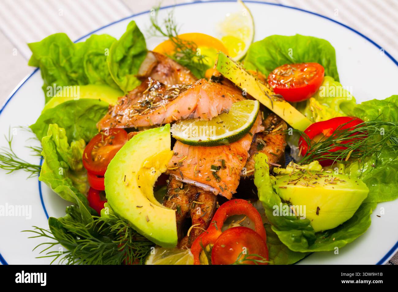 Insalata di pesce appetitosa con trota arrosto Foto Stock