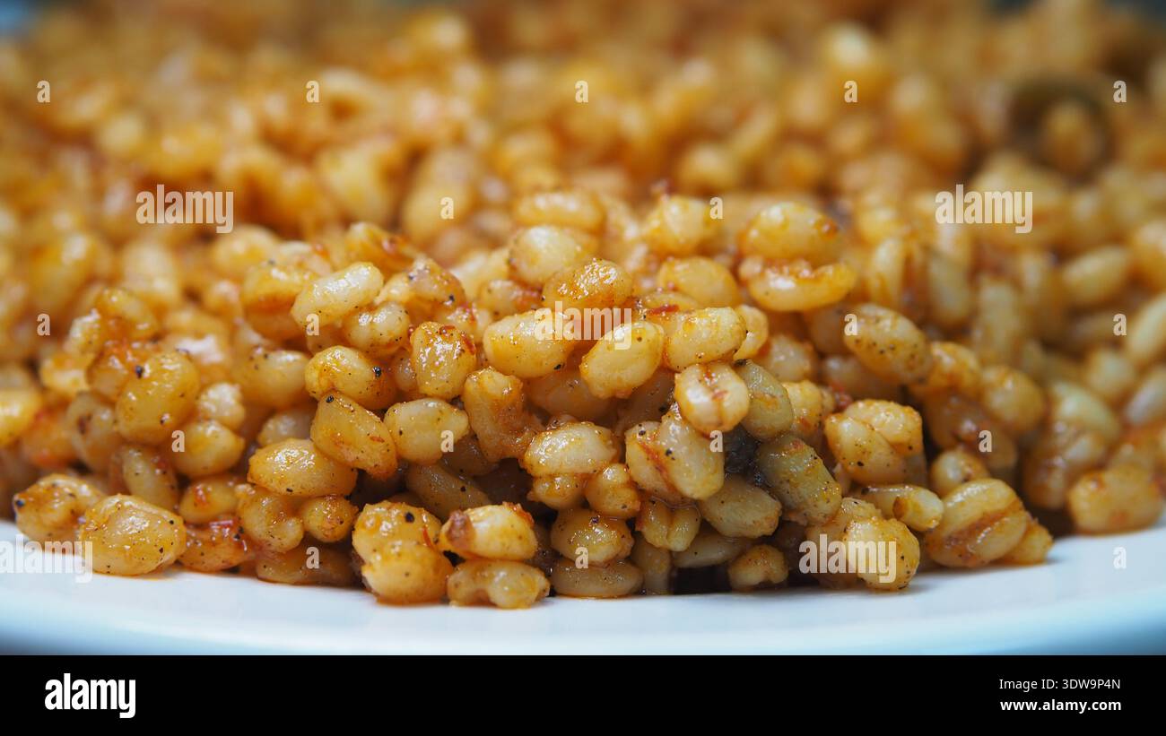 primo piano di riso bulgur su un piatto Foto Stock