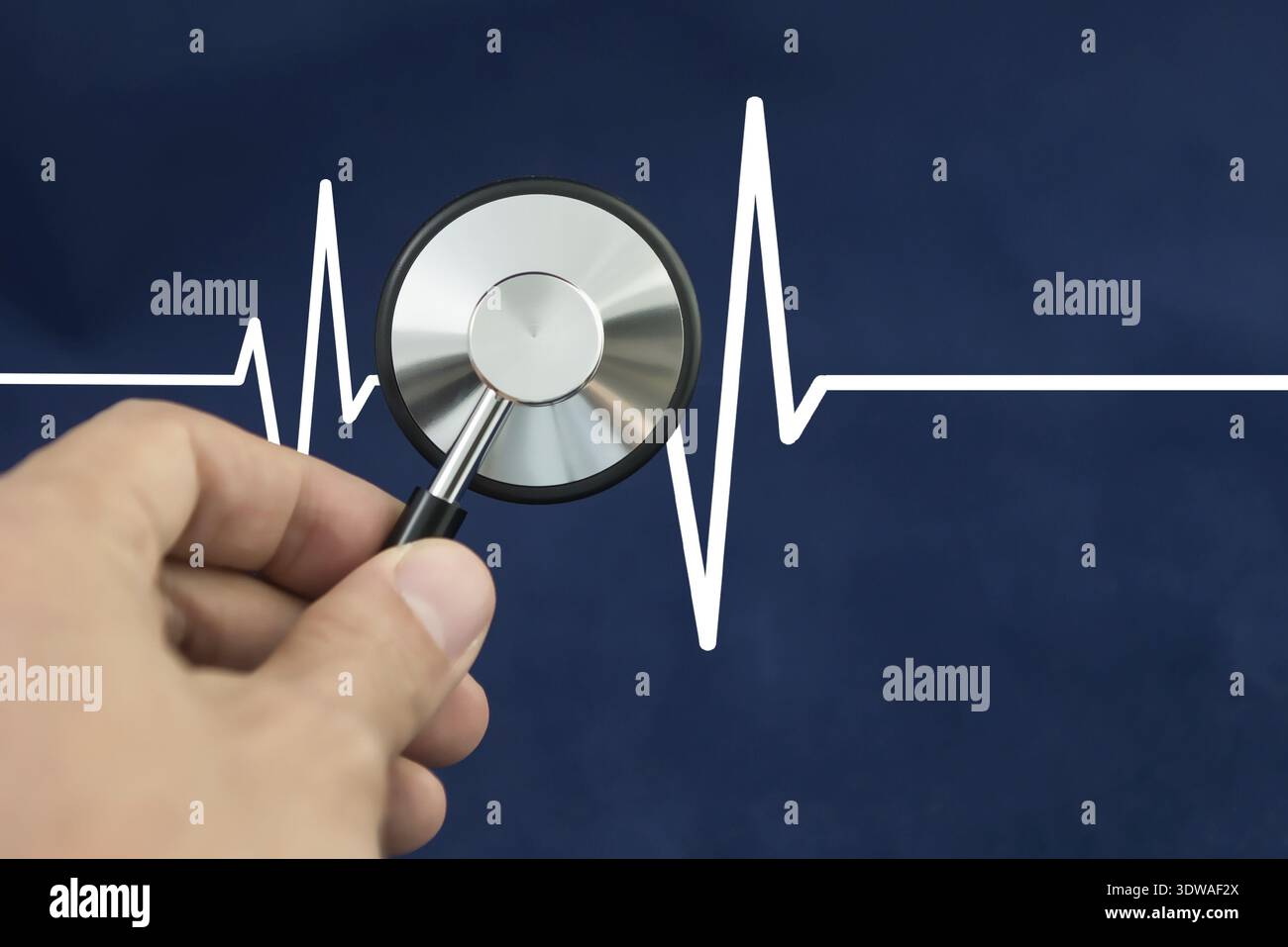 Uno stetoscopio sull'ECG. simbolo medico Foto Stock