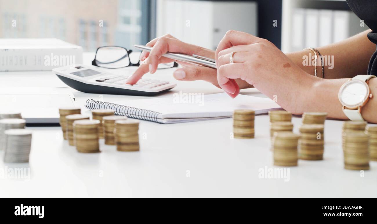 Budget, mani e monete con calcolatrice in ufficio per la pianificazione finanziaria, piccoli fondi di cassa e risparmi. Reportistica contabile, denaro e audit alla reception Foto Stock