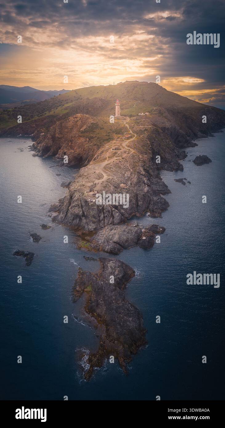 Vista aerea della costa frastagliata che incontra il tranquillo e profondo mare azzurro sotto un cielo che si illumina con le calde sfumature del tramonto, Marsiglia, Provenza-Alpi-Côt Foto Stock