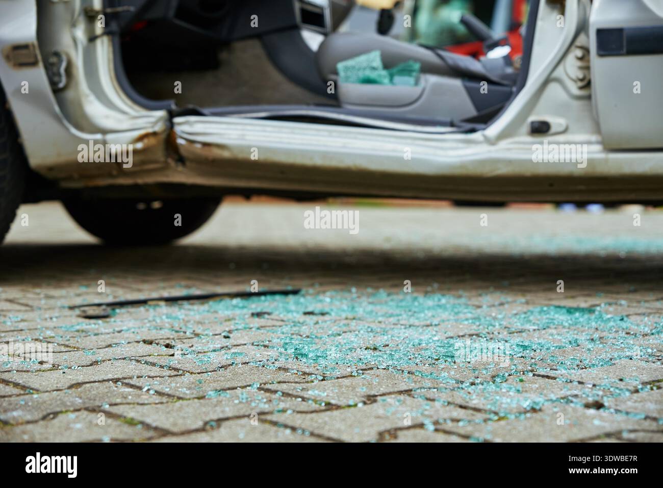 Auto distrutta dopo incidente stradale incidente, concetto di guida pericolosa dopo aver bevuto alcol Foto Stock