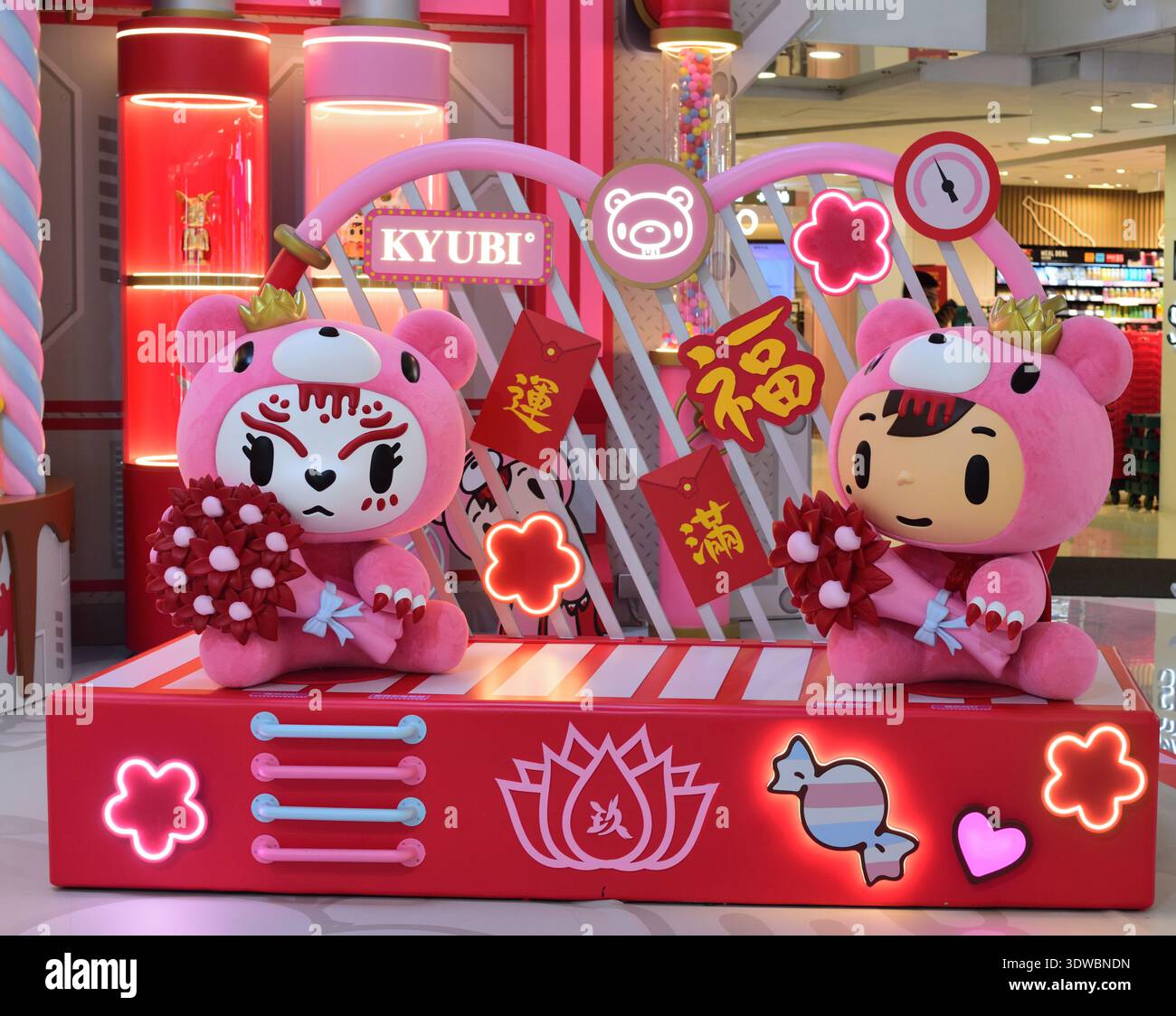 Kyubi e cupo in costume da orso per la celebrazione del capodanno cinese del cavallo 2026 Foto Stock