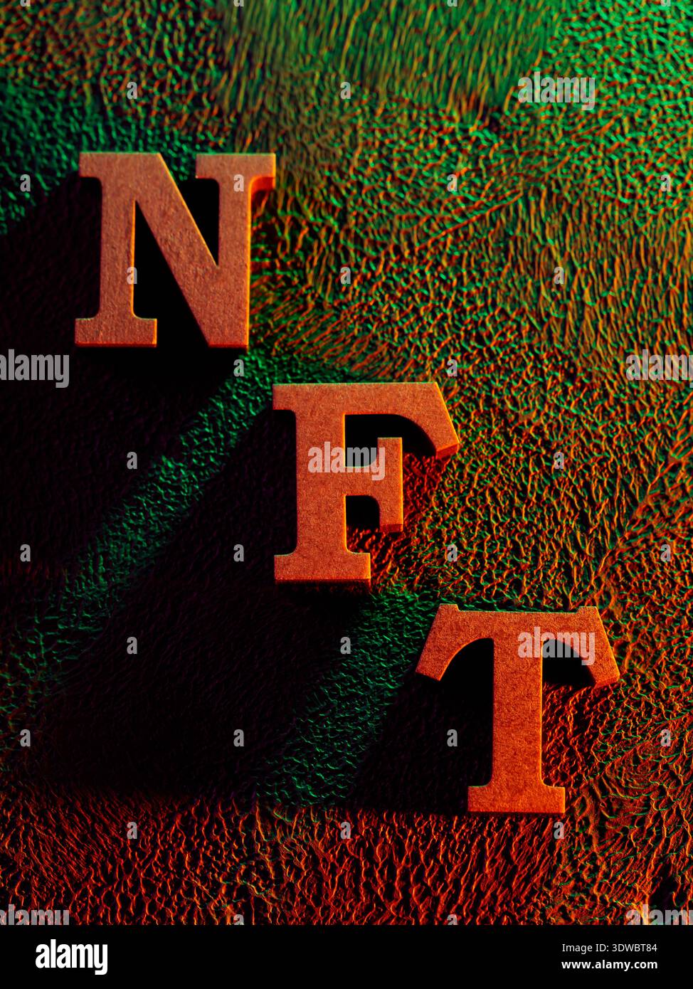 Lettere in legno che scrivono NFT su un vivace sfondo digitale glitch art con colori neon Foto Stock