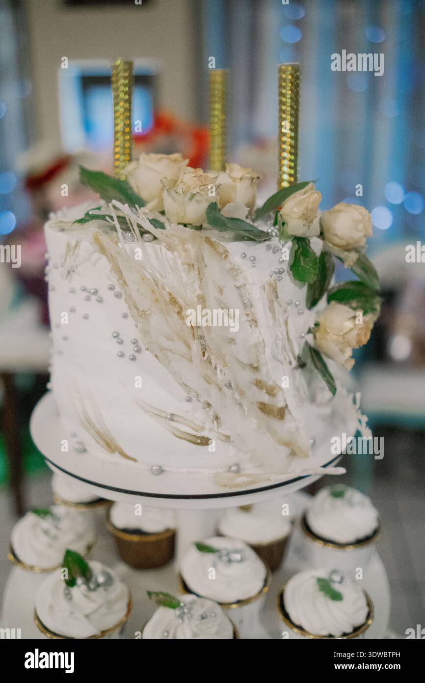 Bellissima torta nuziale con diversi livelli Foto Stock