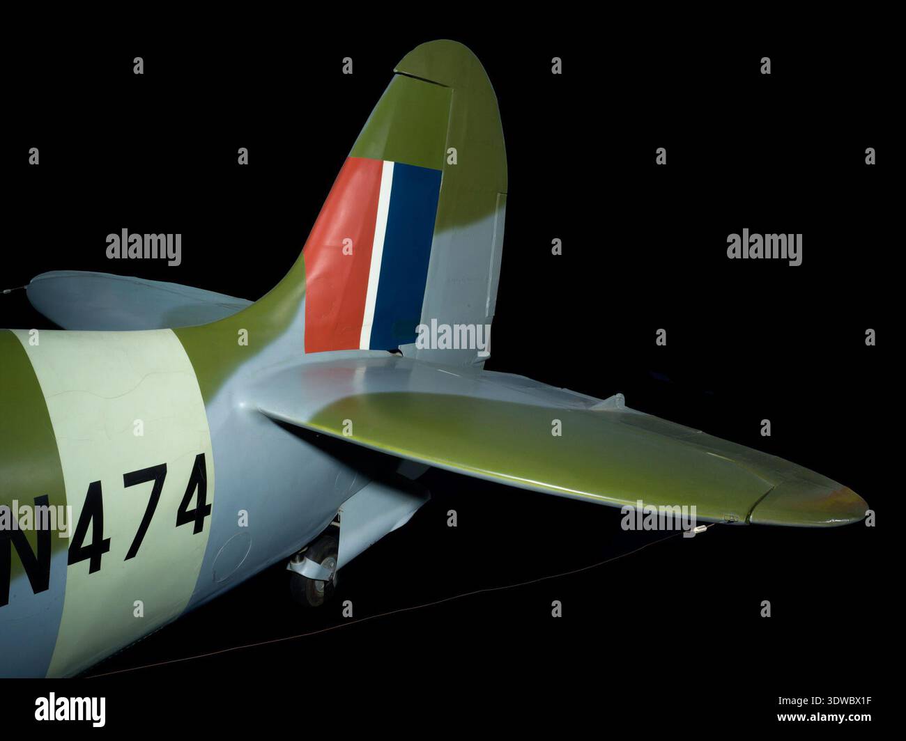 Il Supermarine Spitfire F. Mk. VIIc (1938) è stato un monoplano britannico ad alta quota, monoposto, ad ala bassa. Era dotata di un cockpit chiuso, un'ala ellittica monoscocca in alluminio con pelle stressata e superfici di controllo rivestite in tessuto. Motorizzato da un motore Rolls-Royce Merlin 61 V-12 raffreddato a liquido che produceva 1.565 hp, l'aereo aveva una velocità massima di 380 mph. Era armato con due cannoni Hispano da 20 mm e quattro cal da .303 mm. Mitragliatrici Browning. Questa versione dello Spitfire giocò un ruolo vitale nella battaglia d'Inghilterra e oltre. Foto Stock