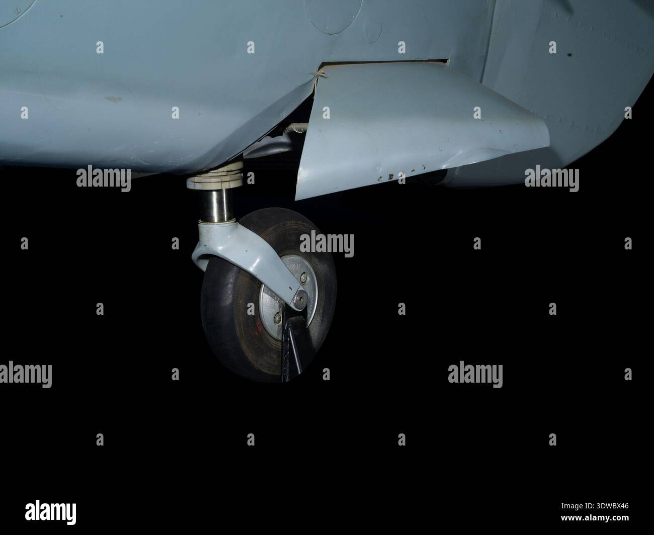 Il Supermarine Spitfire F. Mk. VIIc (1938) è stato un monoplano britannico ad alta quota, monoposto, ad ala bassa. Era dotata di un cockpit chiuso, un'ala ellittica monoscocca in alluminio con pelle stressata e superfici di controllo rivestite in tessuto. Motorizzato da un motore Rolls-Royce Merlin 61 V-12 raffreddato a liquido che produceva 1.565 hp, l'aereo aveva una velocità massima di 380 mph. Era armato con due cannoni Hispano da 20 mm e quattro cal da .303 mm. Mitragliatrici Browning. Questa versione dello Spitfire giocò un ruolo vitale nella battaglia d'Inghilterra e oltre. Foto Stock