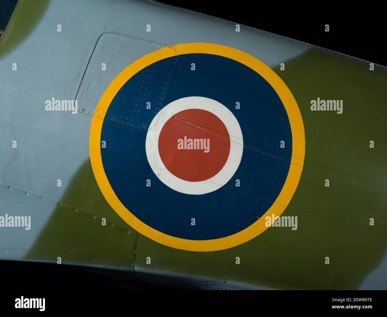 Il Supermarine Spitfire HF Mk VIIc era una variante da caccia britannica ad alta quota equipaggiata con un motore Rolls-Royce Merlin 61 V-12 raffreddato a liquido che incorporava un sovralimentatore a due velocità e a due stadi con una potenza di circa 1.565 cavalli. L'aereo era dotato di un cockpit pressurizzato e trasportava due cannoni Hispano da 20 mm con quattro mitragliatrici Browning da .303 mm. La stampa fotografica storica documenta il monoplano ad ala bassa con ali ellittiche nei contrassegni della Royal Air Force. Foto Stock