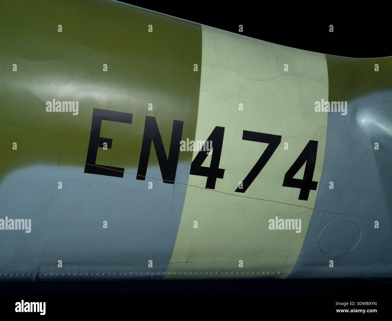 Il Supermarine Spitfire F. Mk. VIIc (1938) è stato un monoplano britannico ad alta quota, monoposto, ad ala bassa. Era dotata di un cockpit chiuso, un'ala ellittica monoscocca in alluminio con pelle stressata e superfici di controllo rivestite in tessuto. Motorizzato da un motore Rolls-Royce Merlin 61 V-12 raffreddato a liquido che produceva 1.565 hp, l'aereo aveva una velocità massima di 380 mph. Era armato con due cannoni Hispano da 20 mm e quattro cal da .303 mm. Mitragliatrici Browning. Questa versione dello Spitfire giocò un ruolo vitale nella battaglia d'Inghilterra e oltre. Foto Stock