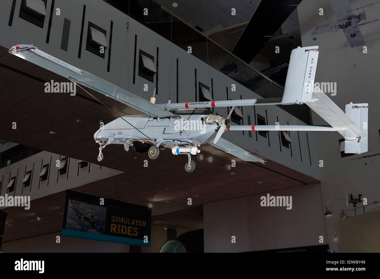 Pioneer RQ-2A UAV è un aereo da ricognizione senza equipaggio introdotto nel 1985 per la sorveglianza militare degli Stati Uniti e le missioni di acquisizione di obiettivi. Sviluppato congiuntamente da AAI Corporation e Israel Aircraft Industries, il drone è dotato di un'elica spintore, due bracci posteriori e pilotaggio remoto con recupero tramite rete o attrezzatura di arresto. L'immagine di archivio registra una piattaforma di ricognizione in campo di battaglia costruita in composito utilizzata dalle forze statunitensi. Foto Stock