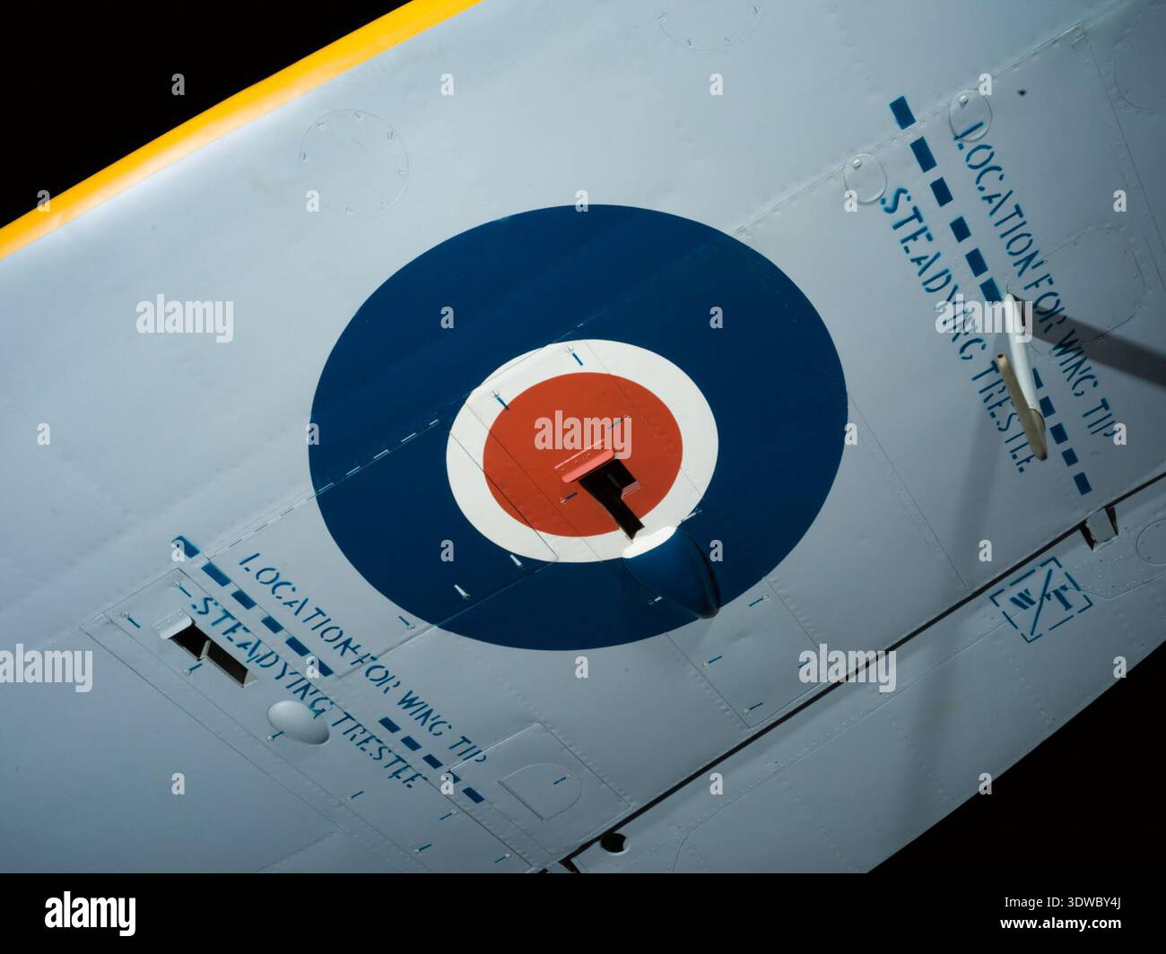 Il Supermarine Spitfire HF Mk VIIc era un monoplano britannico ad ala bassa ad alta quota, alimentato da un motore Rolls-Royce Merlin 61 V-12 raffreddato a liquido con potenza di 1.565 cavalli. La variante Mk VIIc era dotata di un cockpit pressurizzato, ali ellittiche con estensioni a punta alata e armamento di due cannoni Hispano da 20 mm e quattro mitragliatrici Browning calibro .303. L'immagine d'archivio registra l'aeromobile con i marchi della Royal Air Force utilizzati durante la seconda guerra mondiale. Foto Stock