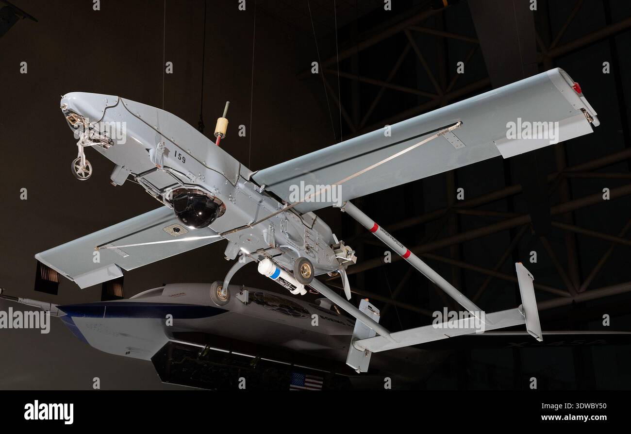 Pioneer RQ-2A UAV è un aereo da ricognizione senza equipaggio introdotto nel 1985 per la sorveglianza militare degli Stati Uniti e le missioni di acquisizione di obiettivi. Sviluppato congiuntamente da AAI Corporation e Israel Aircraft Industries, il drone è dotato di un'elica spintore, due bracci posteriori e pilotaggio remoto con recupero tramite rete o attrezzatura di arresto. L'immagine di archivio registra una piattaforma di ricognizione in campo di battaglia costruita in composito utilizzata dalle forze statunitensi. Foto Stock