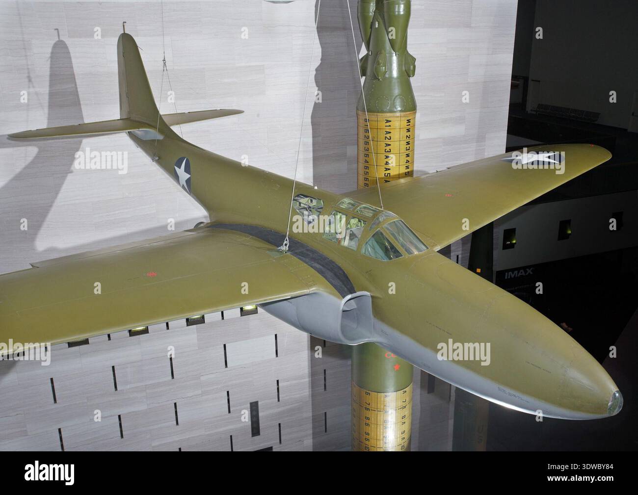 Il Bell XP-59A Airacomet è stato un monoplano bimotore interamente in metallo riconosciuto come il primo aereo a reazione costruito negli Stati Uniti. Aveva un'apertura alare di 586 pollici, una lunghezza di 465 pollici, un'altezza di 150 pollici e un peso di circa 7.319 libbre. Dotato di motori turbogetto General Electric J31, ha permesso l'addestramento iniziale dei jet per le forze aeree dell'esercito statunitense. L'immagine d'archivio documenta il pionieristico prototipo di jet americano. Foto Stock