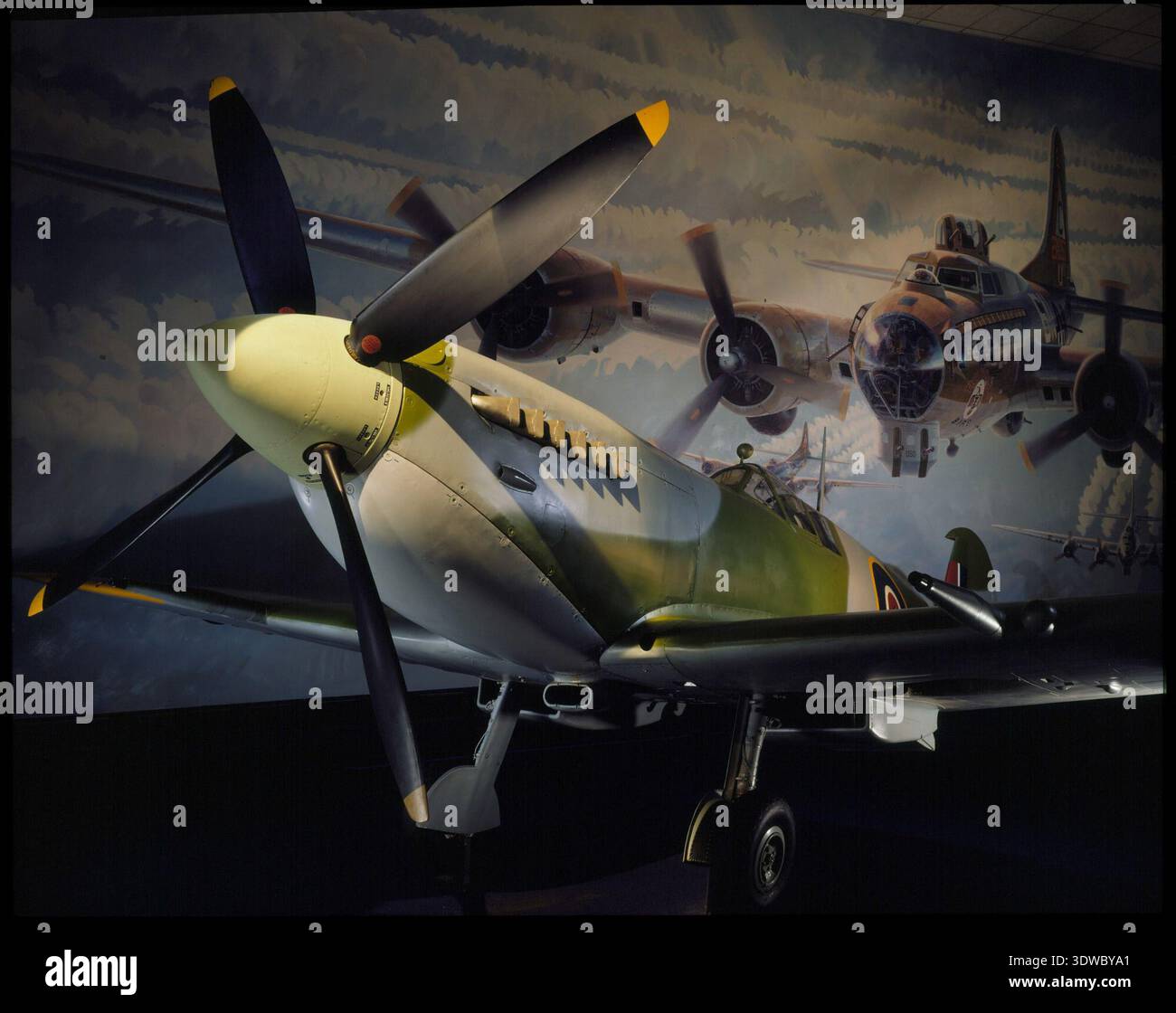 Il Supermarine Spitfire HF Mk VIIc era un monoplano britannico ad ala bassa ad alta quota, alimentato da un motore Rolls-Royce Merlin 61 V-12 raffreddato a liquido con potenza di 1.565 cavalli. La variante Mk VIIc era dotata di un cockpit pressurizzato, ali ellittiche con estensioni a punta alata e armamento di due cannoni Hispano da 20 mm e quattro mitragliatrici Browning calibro .303. L'immagine d'archivio registra l'aeromobile con i marchi della Royal Air Force utilizzati durante la seconda guerra mondiale. Foto Stock