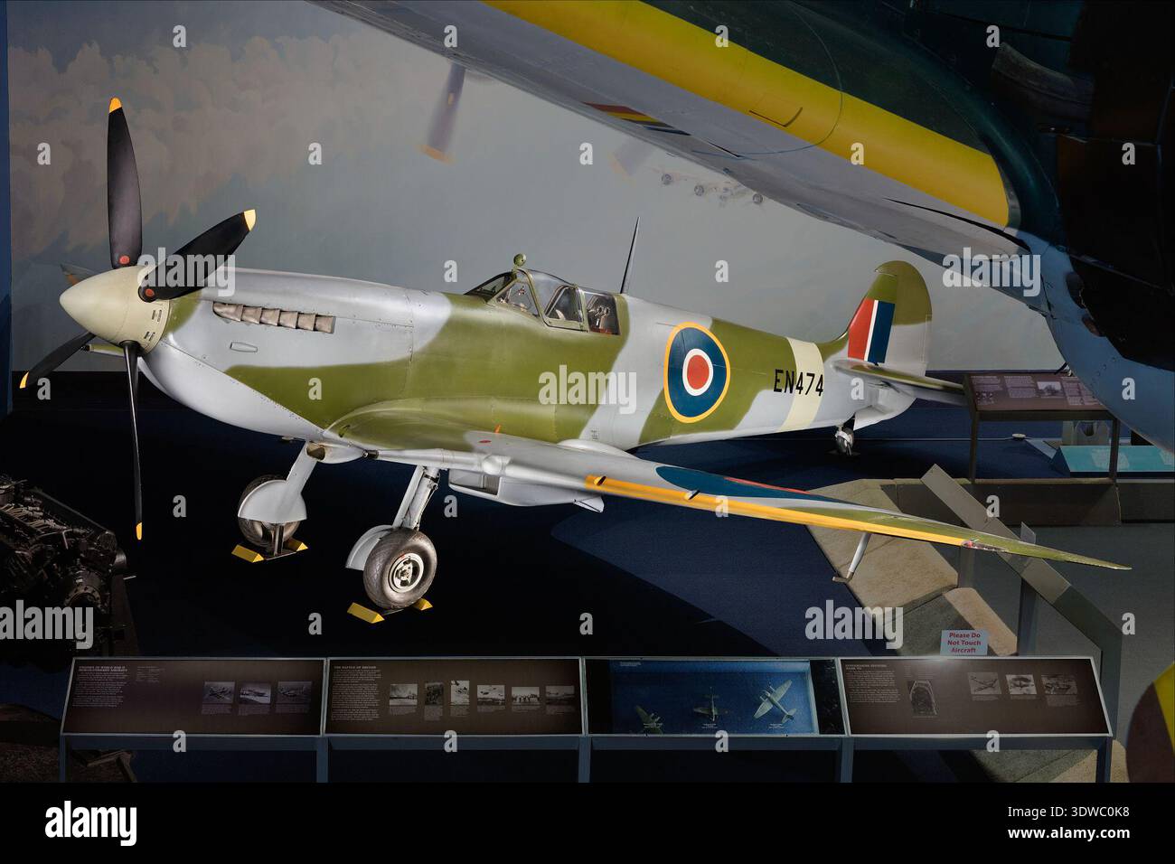 Il Supermarine Spitfire HF Mk VIIc era un monoplano britannico ad ala bassa ad alta quota, alimentato da un motore Rolls-Royce Merlin 61 V-12 raffreddato a liquido con potenza di 1.565 cavalli. La variante Mk VIIc era dotata di un cockpit pressurizzato, ali ellittiche con estensioni a punta alata e armamento di due cannoni Hispano da 20 mm e quattro mitragliatrici Browning calibro .303. L'immagine d'archivio registra l'aeromobile con i marchi della Royal Air Force utilizzati durante la seconda guerra mondiale. Foto Stock