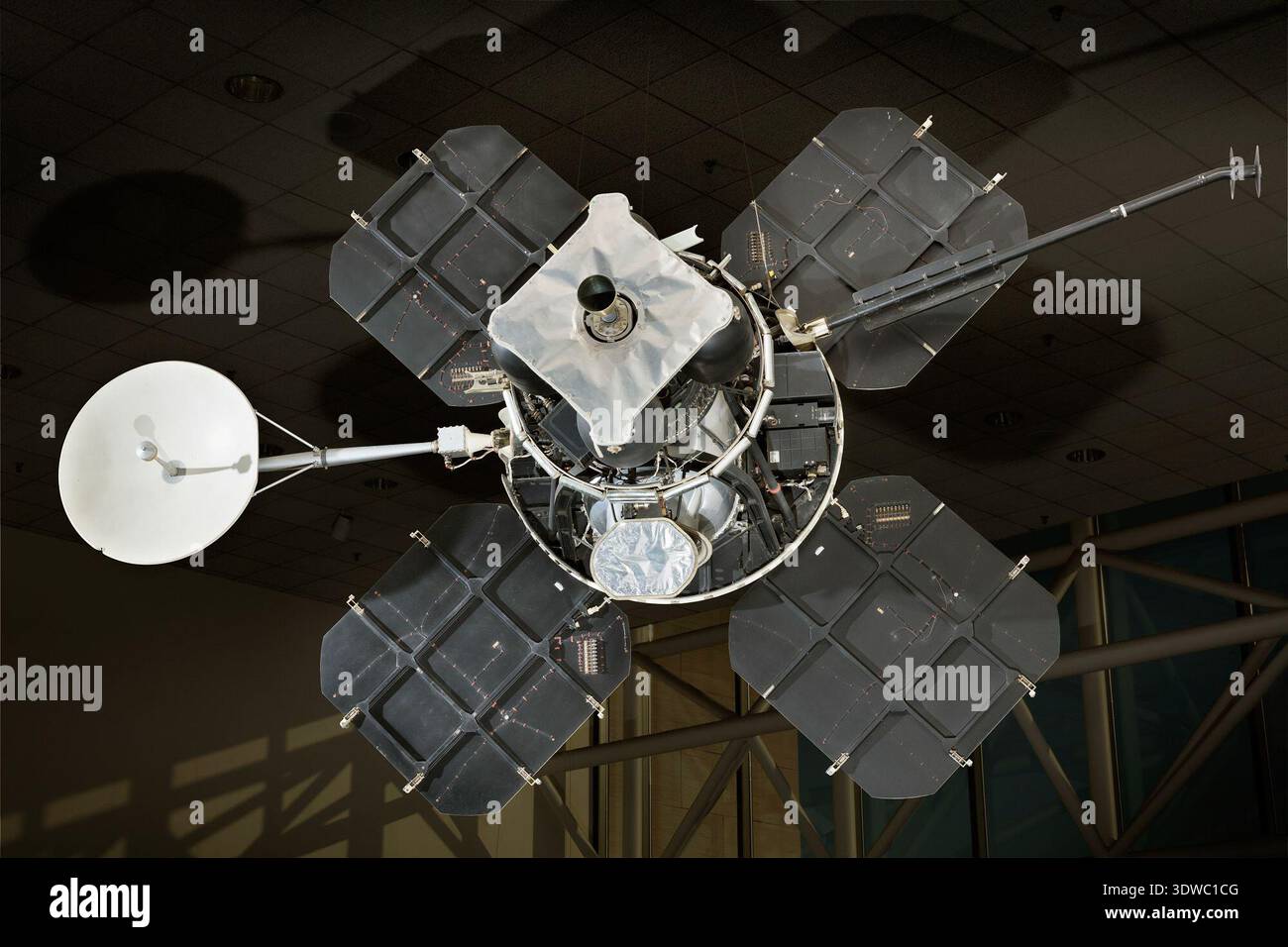 Lunar Orbiter era un programma di mappatura lunare della NASA composto da cinque veicoli spaziali robotici volati nel 1966 e nel 1967 per supportare la selezione del sito di atterraggio Apollo. Sviluppata per il Langley Research Center della NASA da Boeing e lanciata tramite i razzi Atlas-Agena, le missioni hanno raggiunto una copertura fotografica quasi globale della Luna. La stampa fotografica storica documenta un modello ingegneristico dell'orbiter. Foto Stock