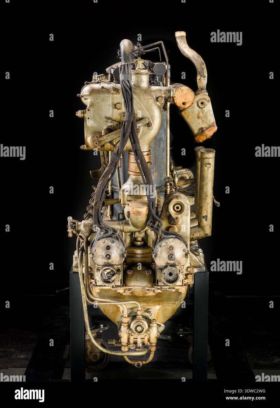 Maybach MB IVA era un motore aeronautico tedesco a sei cilindri in linea del 1916 prodotto dalla Maybach Motorenbau G.m.b.H. produceva 225 kW a 1.700 giri/min, dislocava 23,1 litri, presentava un foro di 165 mm e una corsa di 180 mm e pesava 417,8 kg. Il motore fu installato nei dirigibili e negli aerei da ricognizione della prima guerra mondiale. L'immagine di archivio conserva i dettagli strutturali e meccanici del motore. Foto Stock