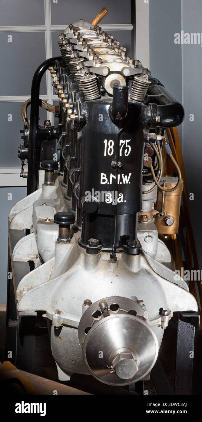 Il BMW Model IIIa era un motore aeronautico tedesco del 1918 progettato da Max Fritz per la Bayerische Motoren Werke come un motore alternativo a sei cilindri in linea raffreddato a liquido con potenza nominale di 134 kW (180 hp) a 1410 giri/min. Ha spostato 19,058 L con un foro di 150 mm e una corsa di 180 mm e pesava 293 kg. L'immagine d'archivio documenta il motore aeronautico della prima guerra mondiale sviluppato dopo che la Daimler-Benz Mercedes da 119 kW divenne obsoleta. Foto Stock