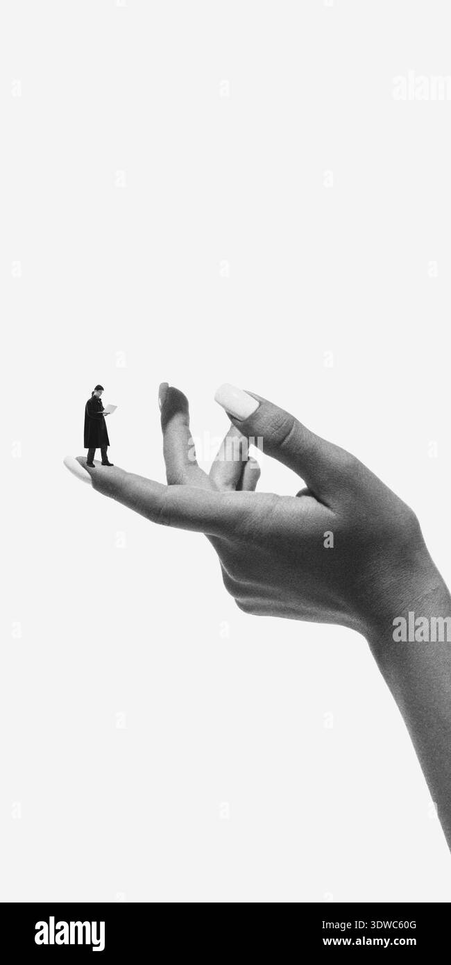 Persona con composizione surreale in piedi sulla punta delle dita Foto Stock