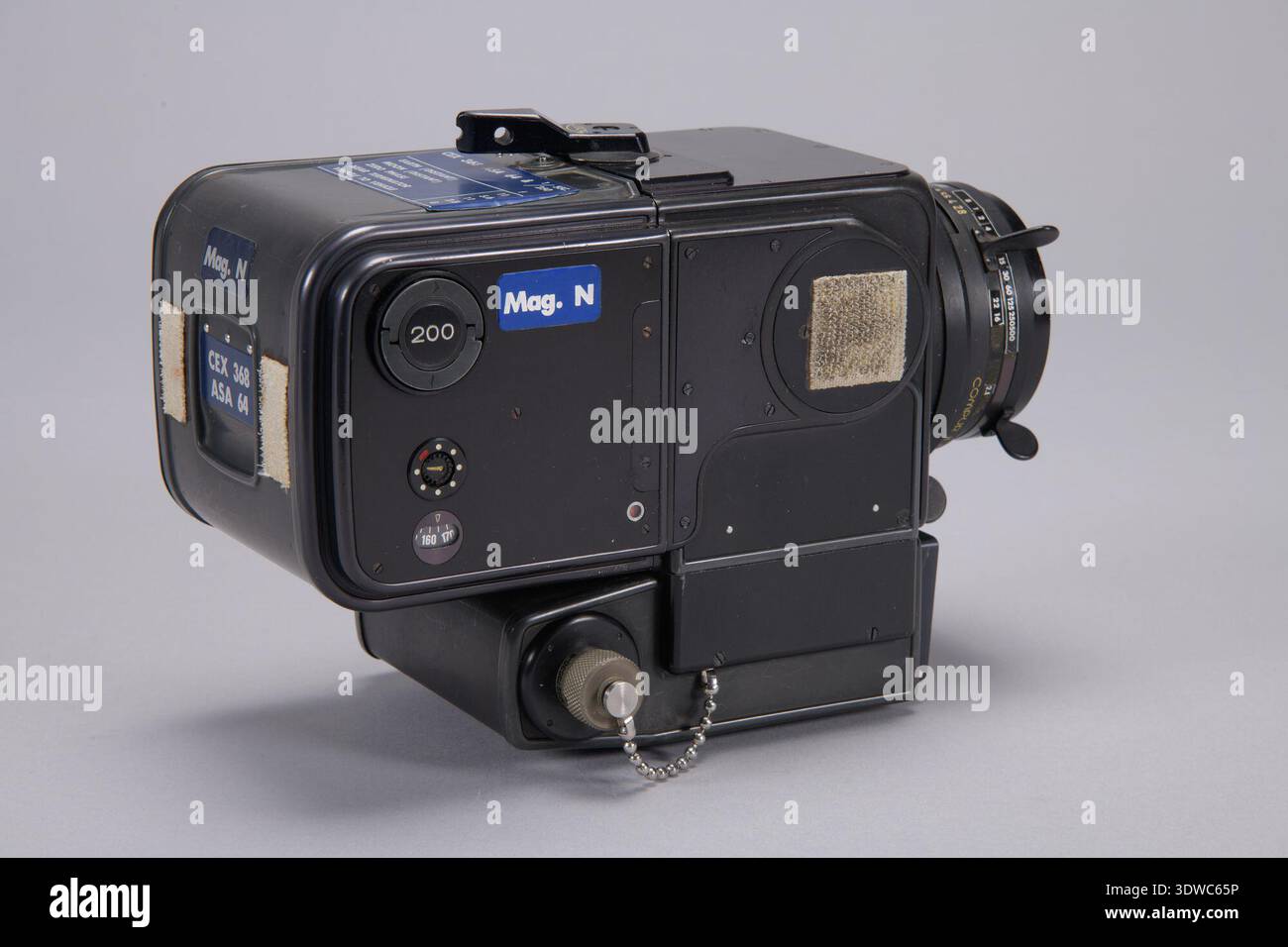 Hasselblad 70mm camera, Apollo 11 era una telecamera elettrica svedese utilizzata nel modulo di comando Apollo 11 durante la missione lunare del 1969 e standardizzata per le missioni spaziali americane dopo il progetto Mercury. Impiegava un otturatore motorizzato e caricatori di pellicole intercambiabili. L'immagine d'archivio registra la fotocamera trasferita dalla NASA in un museo nel 1970. Foto Stock