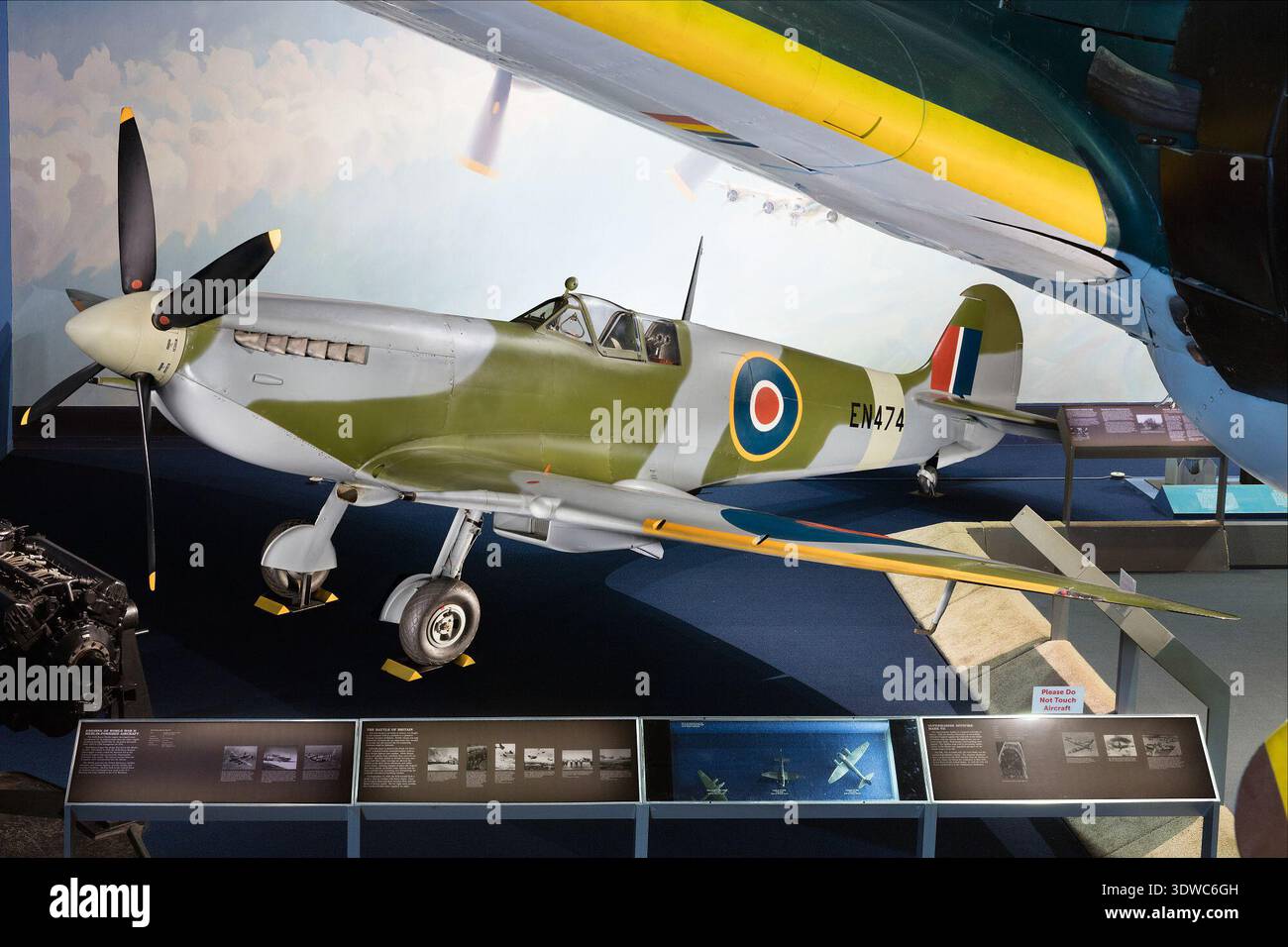 Il Supermarine Spitfire HF Mk VIIc era un monoplano britannico ad ala bassa ad alta quota, alimentato da un motore Rolls-Royce Merlin 61 V-12 raffreddato a liquido con potenza di 1.565 cavalli. La variante Mk VIIc era dotata di un cockpit pressurizzato, ali ellittiche con estensioni a punta alata e armamento di due cannoni Hispano da 20 mm e quattro mitragliatrici Browning calibro .303. L'immagine d'archivio registra l'aeromobile con i marchi della Royal Air Force utilizzati durante la seconda guerra mondiale. Foto Stock