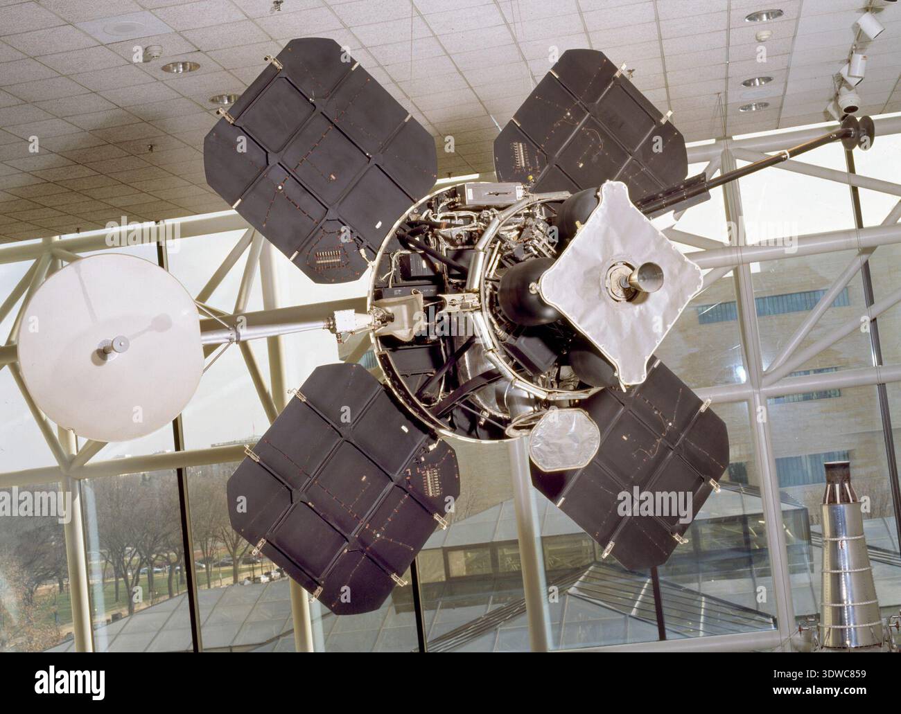Lunar Orbiter è stato un programma di ricognizione lunare della NASA di cinque veicoli spaziali volati nel 1966 e nel 1967 per fotografare e mappare la Luna per la selezione del sito Apollo. Costruite per il Langley Research Center della NASA dalla Boeing e lanciate a bordo dei razzi Atlas-Agena, le missioni raggiunsero una copertura quasi globale, inclusa l'imaging a distanza. La stampa fotografica storica registra un modello ingegneristico del veicolo spaziale. Foto Stock