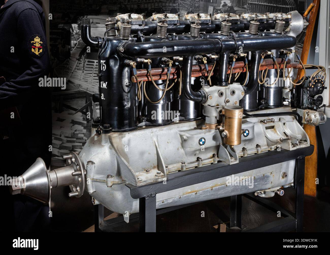 Il BMW Model IIIa era un motore aeronautico tedesco del 1918 progettato da Max Fritz per la Bayerische Motoren Werke come un motore alternativo a sei cilindri in linea raffreddato a liquido con potenza nominale di 134 kW (180 hp) a 1410 giri/min. Ha spostato 19,058 L con un foro di 150 mm e una corsa di 180 mm e pesava 293 kg. L'immagine d'archivio documenta il motore aeronautico della prima guerra mondiale sviluppato dopo che la Daimler-Benz Mercedes da 119 kW divenne obsoleta. Foto Stock