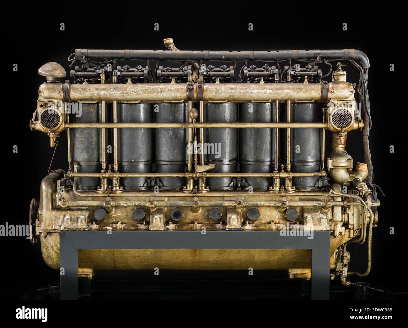 Maybach MB IVA era un motore aeronautico tedesco a sei cilindri in linea del 1916 costruito dalla Maybach Motorenbau G.m.b.H. di Friedrichshafen. Con una potenza nominale di 225 kW a 1.700 giri/min e una cilindrata di 23,1 litri, presenta un foro di 165 mm e una corsa di 180 mm e pesa 417,8 kg. Alimentava dirigibili e tipi di velivoli della prima guerra mondiale, tra cui i modelli da ricognizione Rumpler. La fotografia d'archivio conserva la configurazione strutturale del motore. Foto Stock