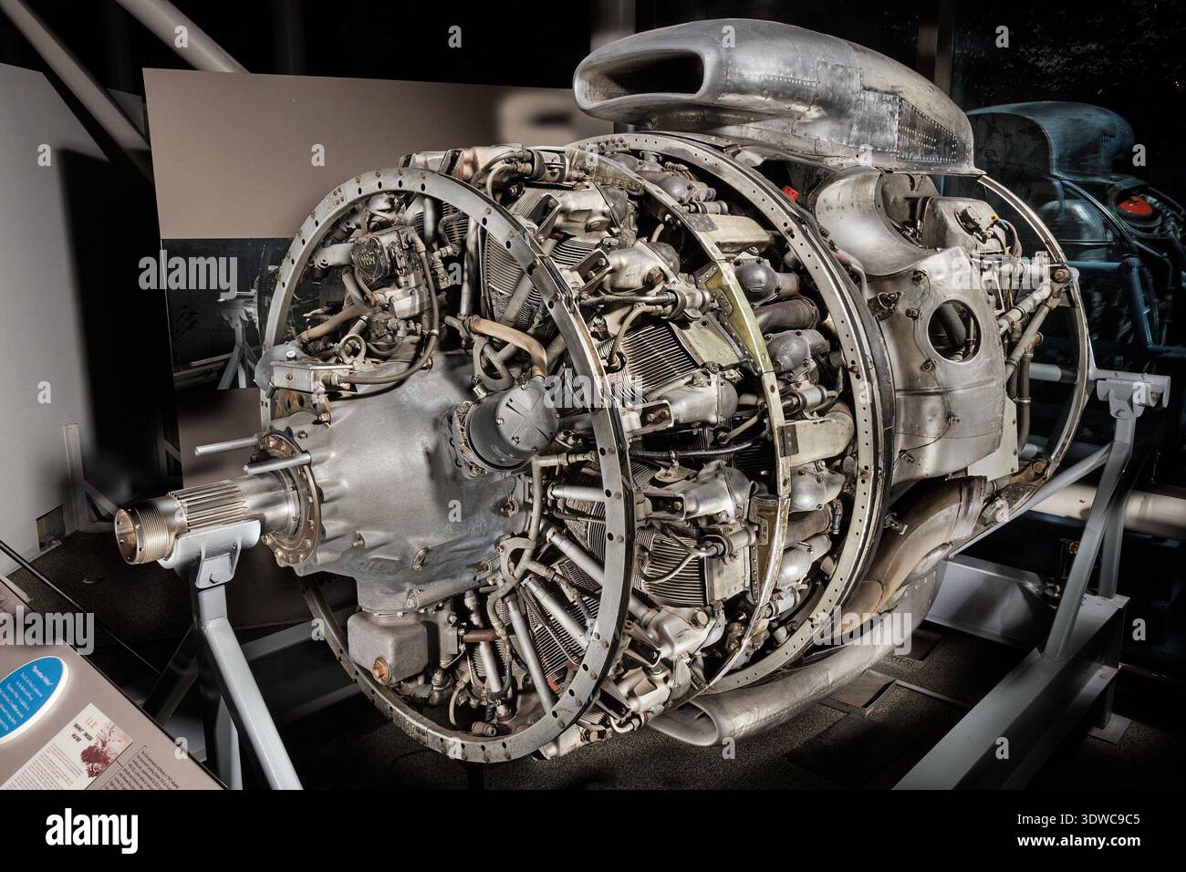 Wright R-3350-972TC18DA2 Turbo-Cyclone 18 era un motore aeronautico alternativo americano del 1952 con 18 cilindri in due file radiali e raffreddamento ad aria. Con una potenza nominale di 2.424 kW (3.250 cv) a 2.900 giri/min e una cilindrata di 54,9 L, incorporava un sistema turbo composto che recuperava l'energia di scarico per azionare l'albero motore. L'immagine d'archivio documenta l'intero apparato propulsore utilizzato sui trasporti come il Douglas DC-7 e il Lockheed Super Constellation. Foto Stock