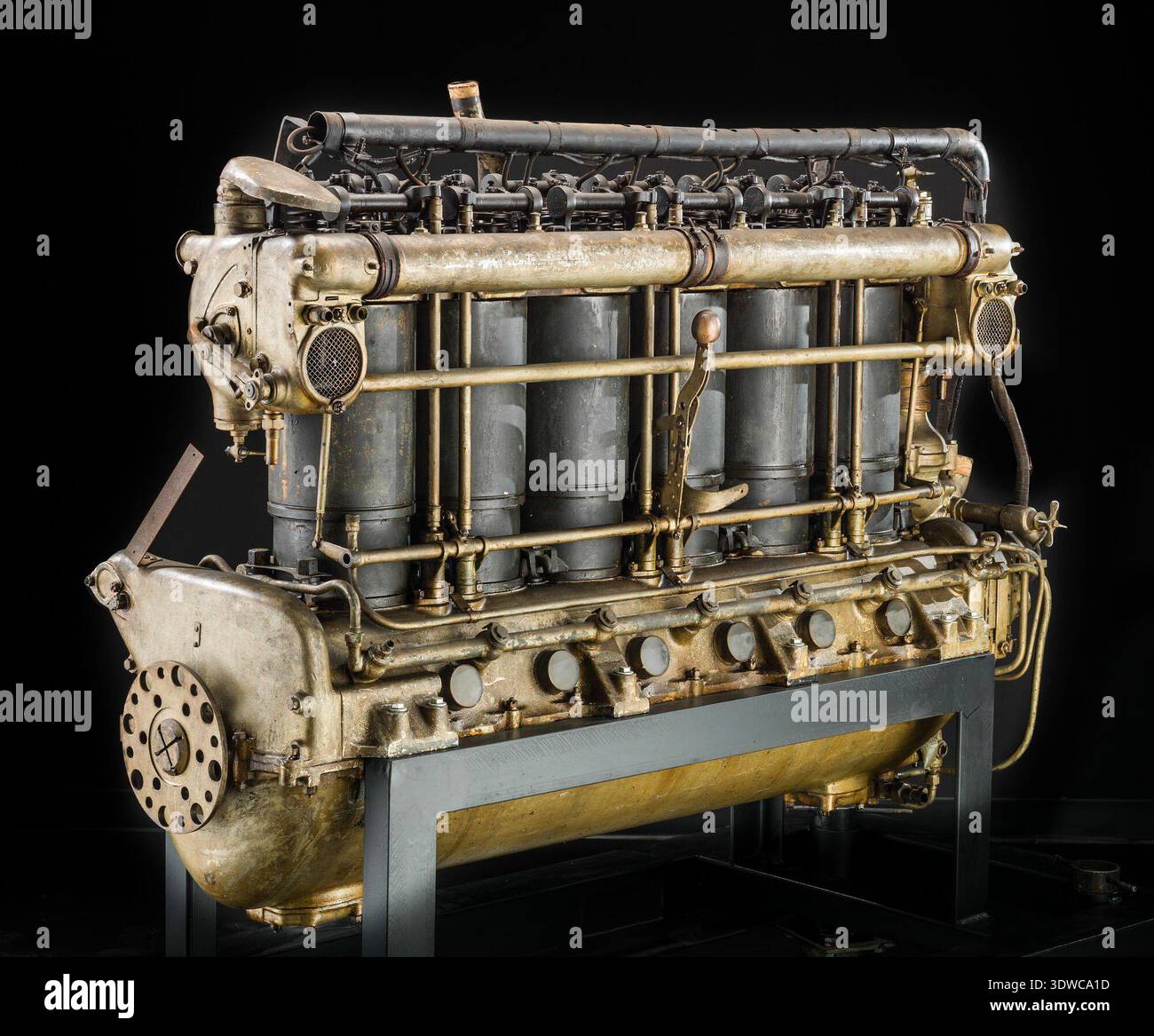 Maybach MB IVA era un motore aeronautico tedesco a sei cilindri in linea sviluppato nel 1916 e prodotto dalla Maybach Motorenbau G.m.b.H. generava 225 kW a 1.700 giri/min, spostava 23,1 litri, misurava 165 mm per 180 mm di alesaggio e corsa e pesava 417,8 kg. Il motore fu utilizzato nei dirigibili e negli aerei da ricognizione della prima guerra mondiale. L'immagine di archivio documenta l'unità motore conservata per lo studio storico. Foto Stock