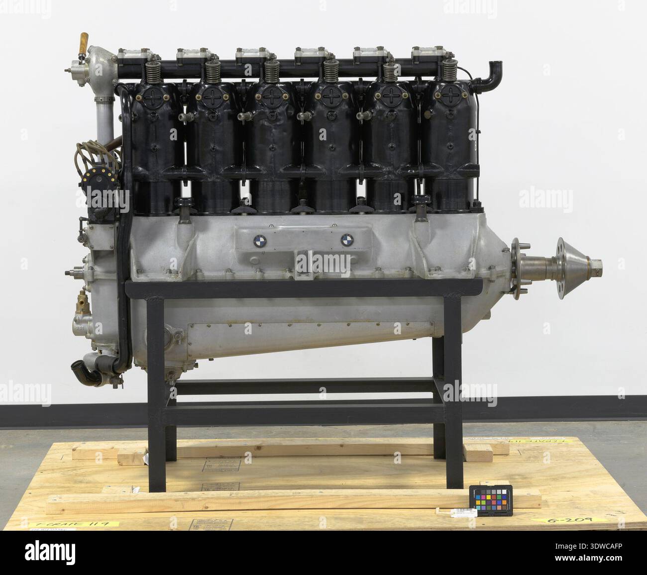 Il BMW Model IIIa era un motore aeronautico tedesco del 1918 progettato da Max Fritz per la Bayerische Motoren Werke come un motore alternativo a sei cilindri in linea raffreddato a liquido con potenza nominale di 134 kW (180 hp) a 1410 giri/min. Ha spostato 19,058 L con un foro di 150 mm e una corsa di 180 mm e pesava 293 kg. L'immagine d'archivio documenta il motore aeronautico della prima guerra mondiale sviluppato dopo che la Daimler-Benz Mercedes da 119 kW divenne obsoleta. Foto Stock