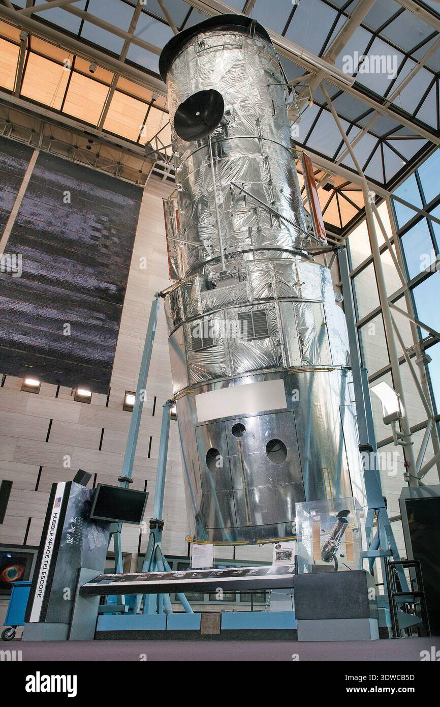 Il Structural Dynamic test Vehicle (SDTV) per il telescopio spaziale Hubble è stato costruito dalla Lockheed Missile and Space Company nel 1975 per studi di fattibilità. Inizialmente un telaio di prova a bassa fedeltà, si è evoluto in un modello a scala completa per supportare il cablaggio e gli studi dinamici. È stato utilizzato per simulare le attività di manutenzione e riparazione, compresi gli studi sulle vibrazioni e termiche. Foto Stock