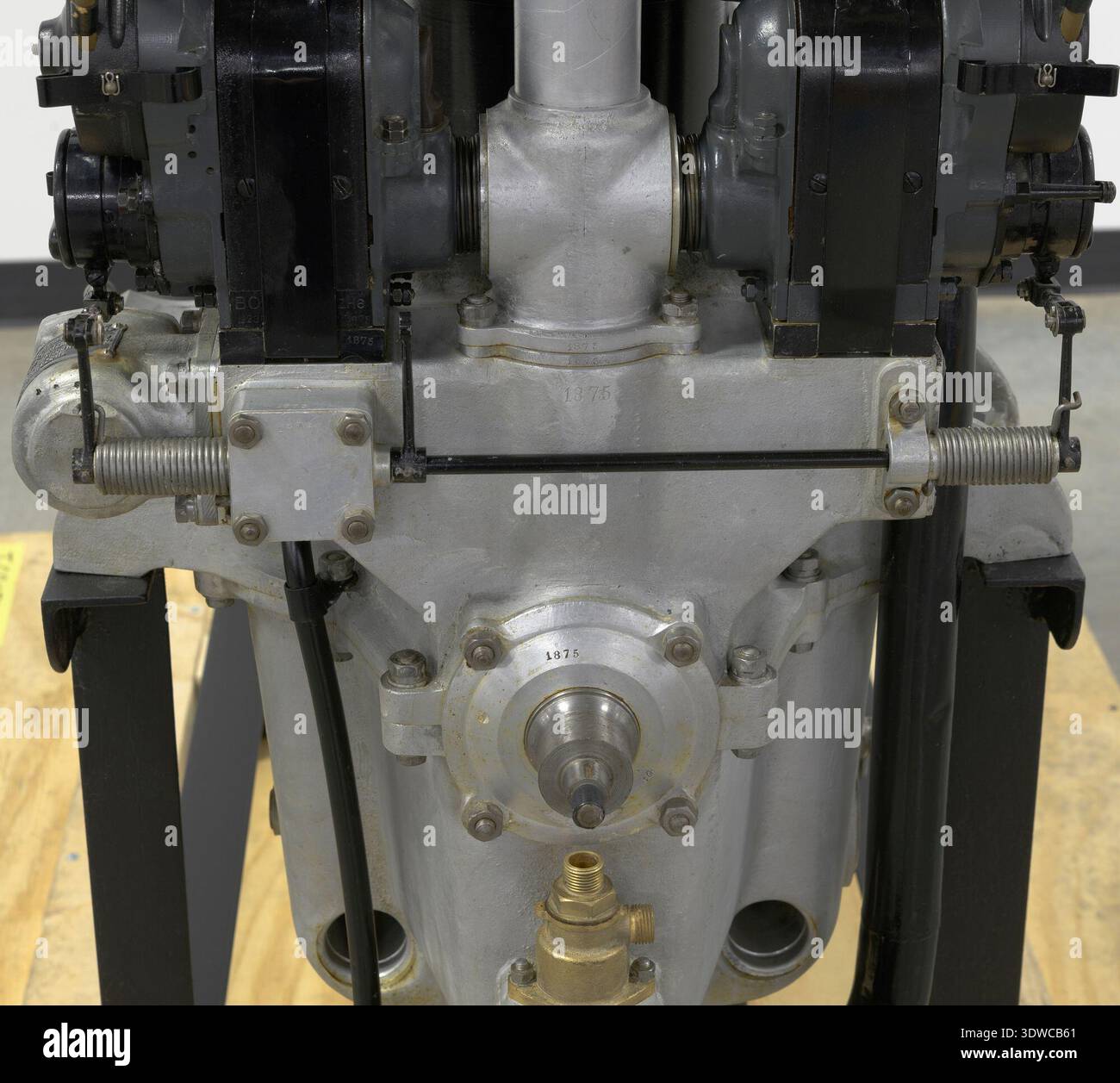 Il BMW Model IIIa era un motore aeronautico tedesco del 1918 progettato da Max Fritz per la Bayerische Motoren Werke come un motore alternativo a sei cilindri in linea raffreddato a liquido con potenza nominale di 134 kW (180 hp) a 1410 giri/min. Ha spostato 19,058 L con un foro di 150 mm e una corsa di 180 mm e pesava 293 kg. L'immagine d'archivio documenta il motore aeronautico della prima guerra mondiale sviluppato dopo che la Daimler-Benz Mercedes da 119 kW divenne obsoleta. Foto Stock