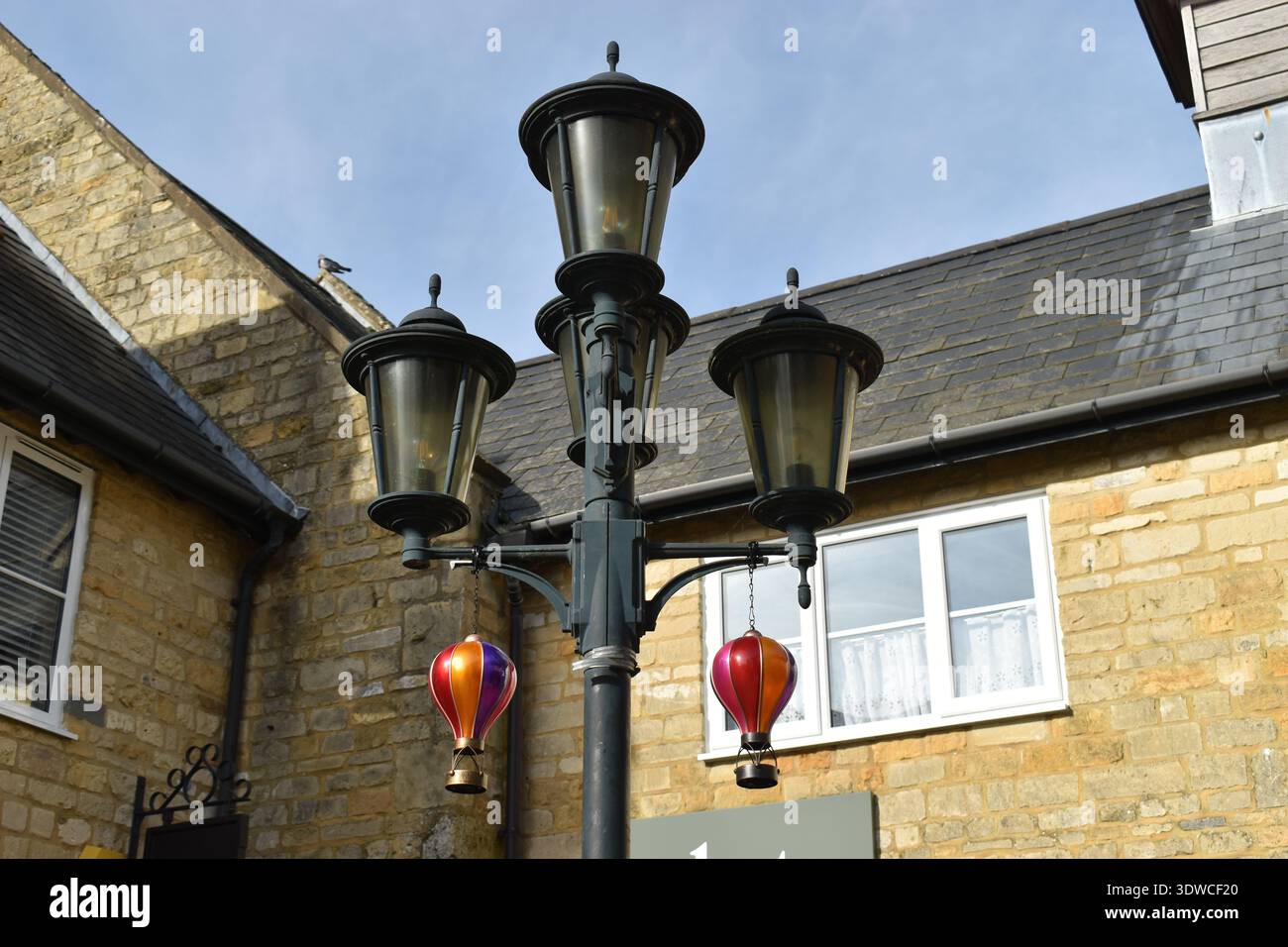 Semaforo ornato su Broadway High Street Foto Stock