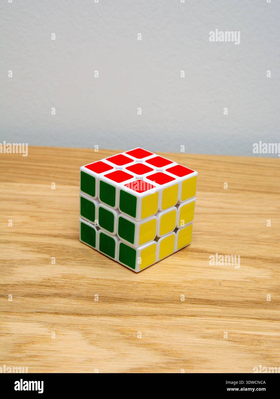 Classico cubo di Rubik 3x3, popolare rompicapo meccanico per la logica e la risoluzione dei problemi. Un rompicapo colorato che simboleggia intelligenza, educazione e creatività Foto Stock