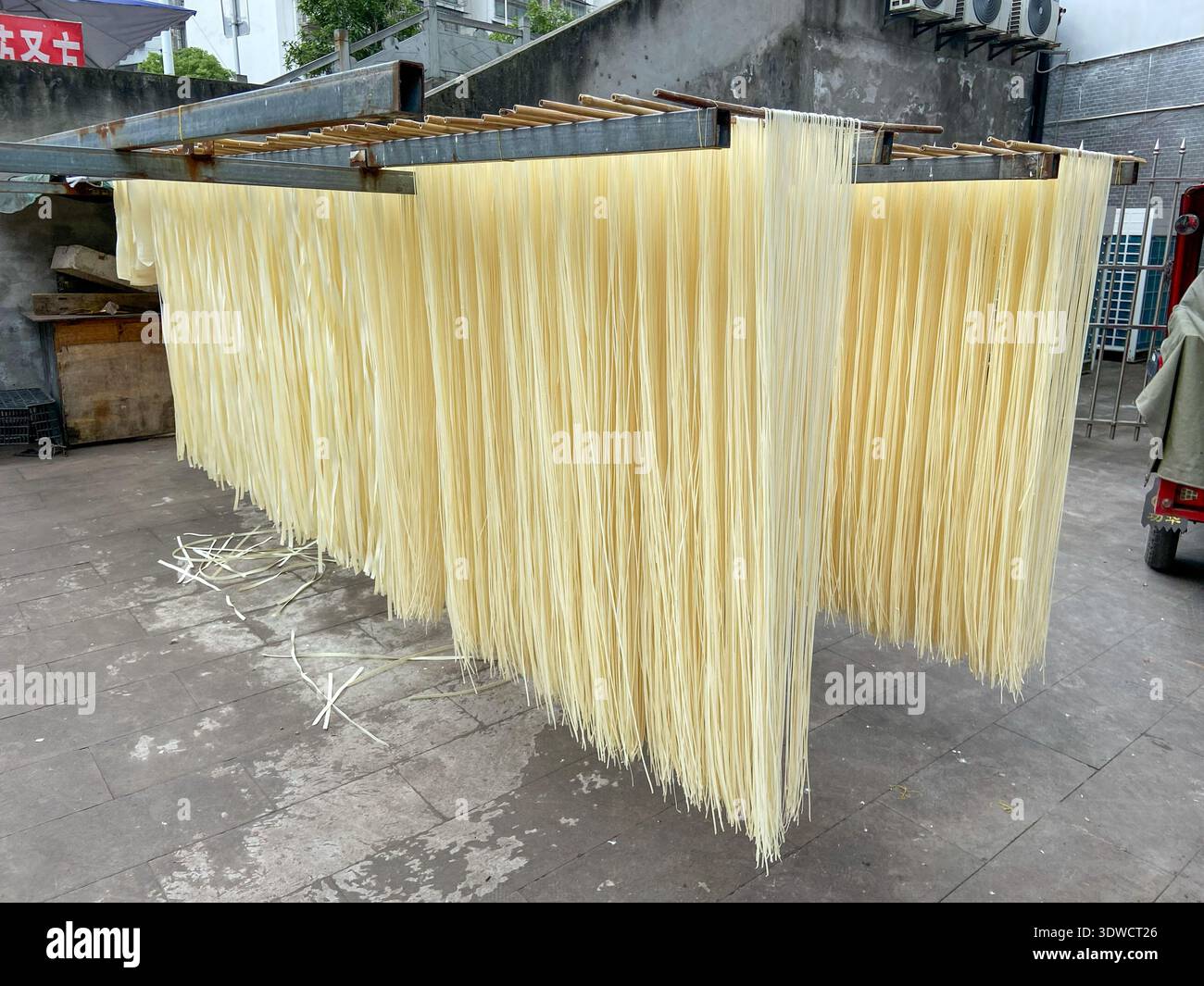 I tradizionali spaghetti asiatici si asciugano al sole e all'aria, un metodo usato per affinare i tagliatelle e migliorarne la consistenza. Foto Stock