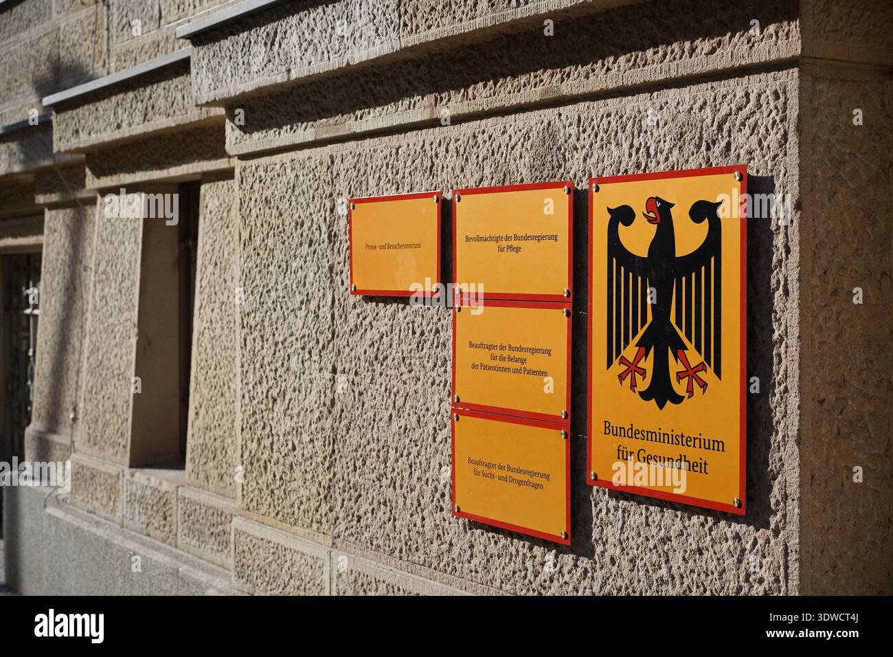 Berlino, Germania - 26 febbraio 2026: Dettaglio dell'edificio del Ministero federale della salute con i cartelli per vari commissari governativi a Berlino. Foto Stock