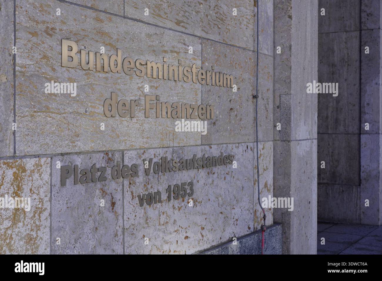 Berlino, Germania - 26 febbraio 2026: Dettaglio del Ministero federale delle Finanze nella piazza della rivolta del 1953 a Berlino. Foto Stock