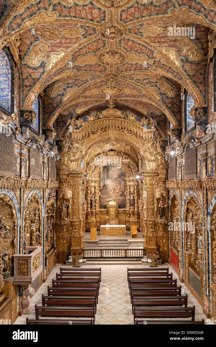 Interni dorati e ornati della chiesa di Santa Clara a Porto che mostrano intricate sculture barocche in legno ricoperte di foglie d'oro. Foto Stock