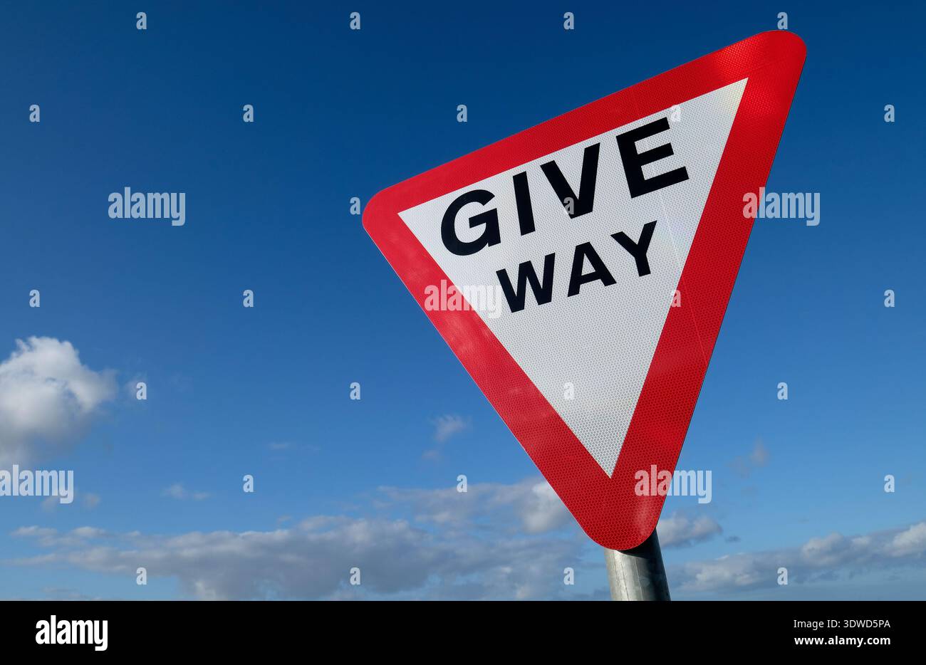segno di cedimento triangolare su sfondo blu del cielo, norfolk, inghilterra Foto Stock