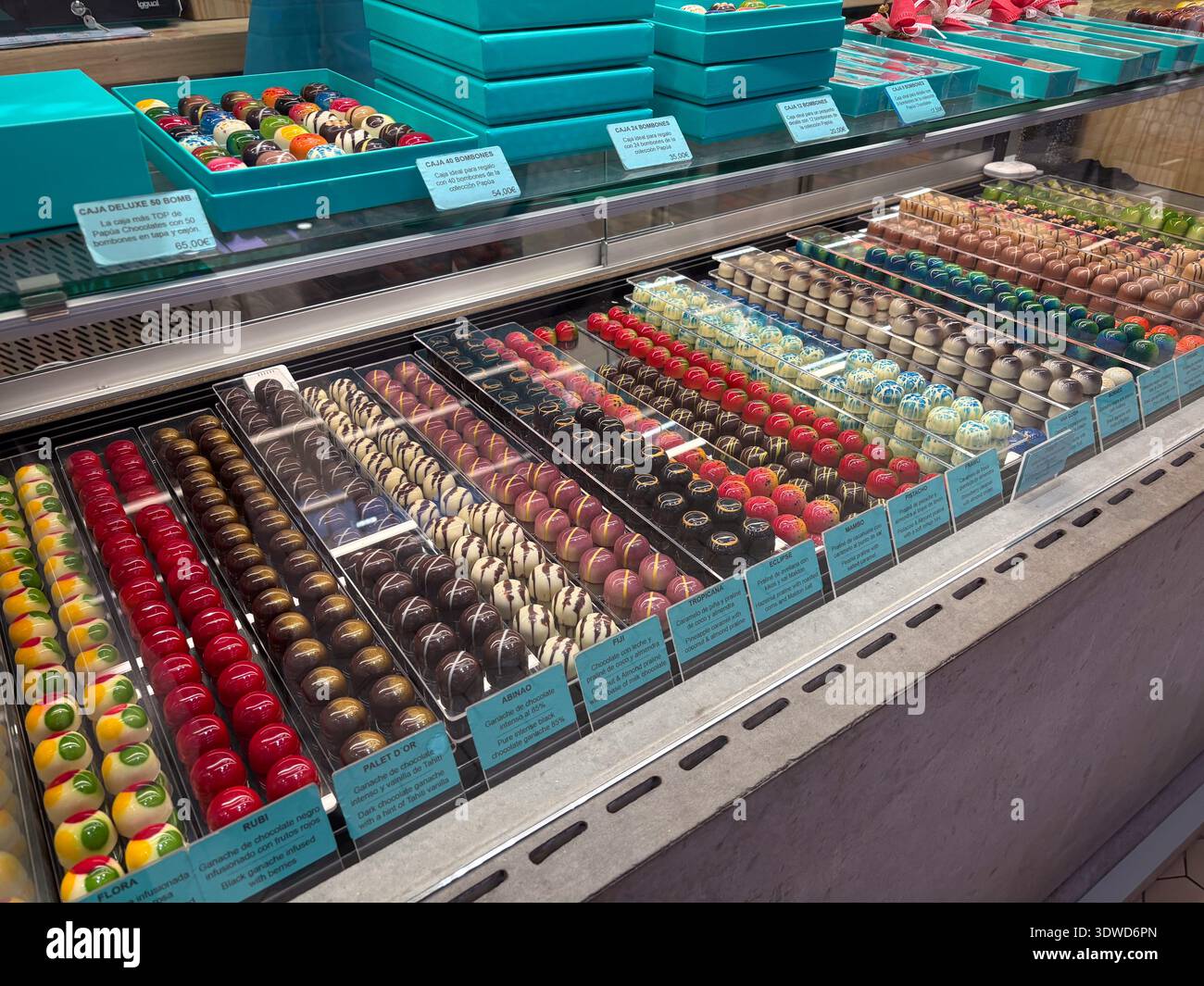 Mercado Central de Valencia, mercato centrale di Valencia. Vista interna di un banco di pasticceria che vende cioccolatini artigianali all'interno del ferro modernista A. Foto Stock